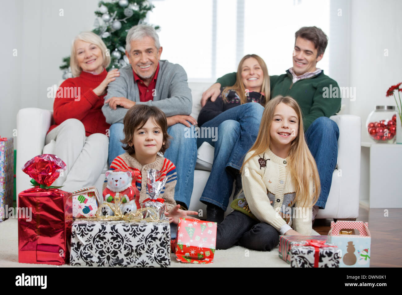 Famille avec cadeaux de Noël dans la maison Banque D'Images