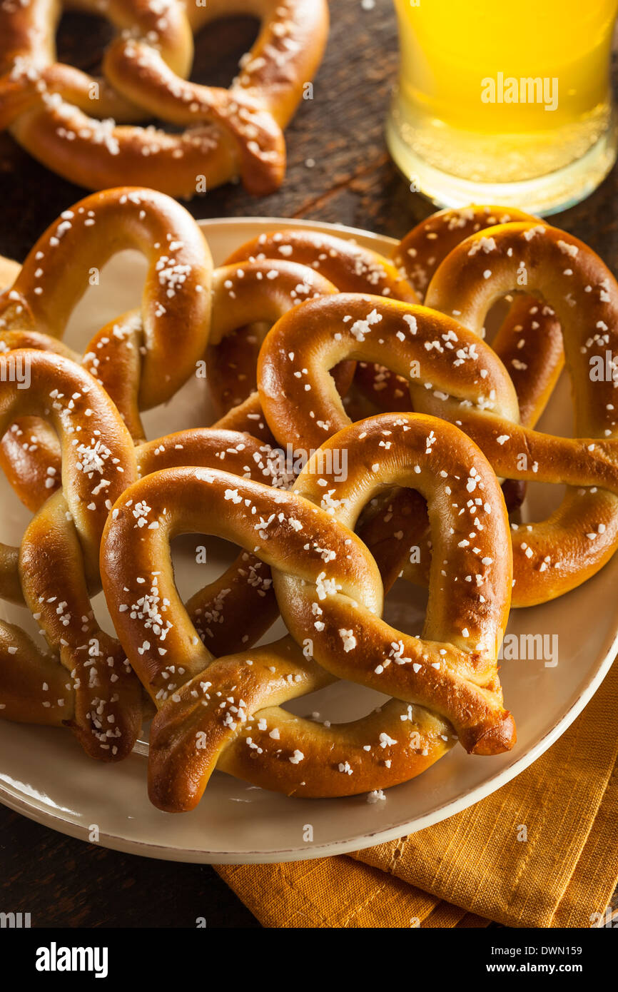 Des Bretzels doux avec sel prêt à manger Banque D'Images