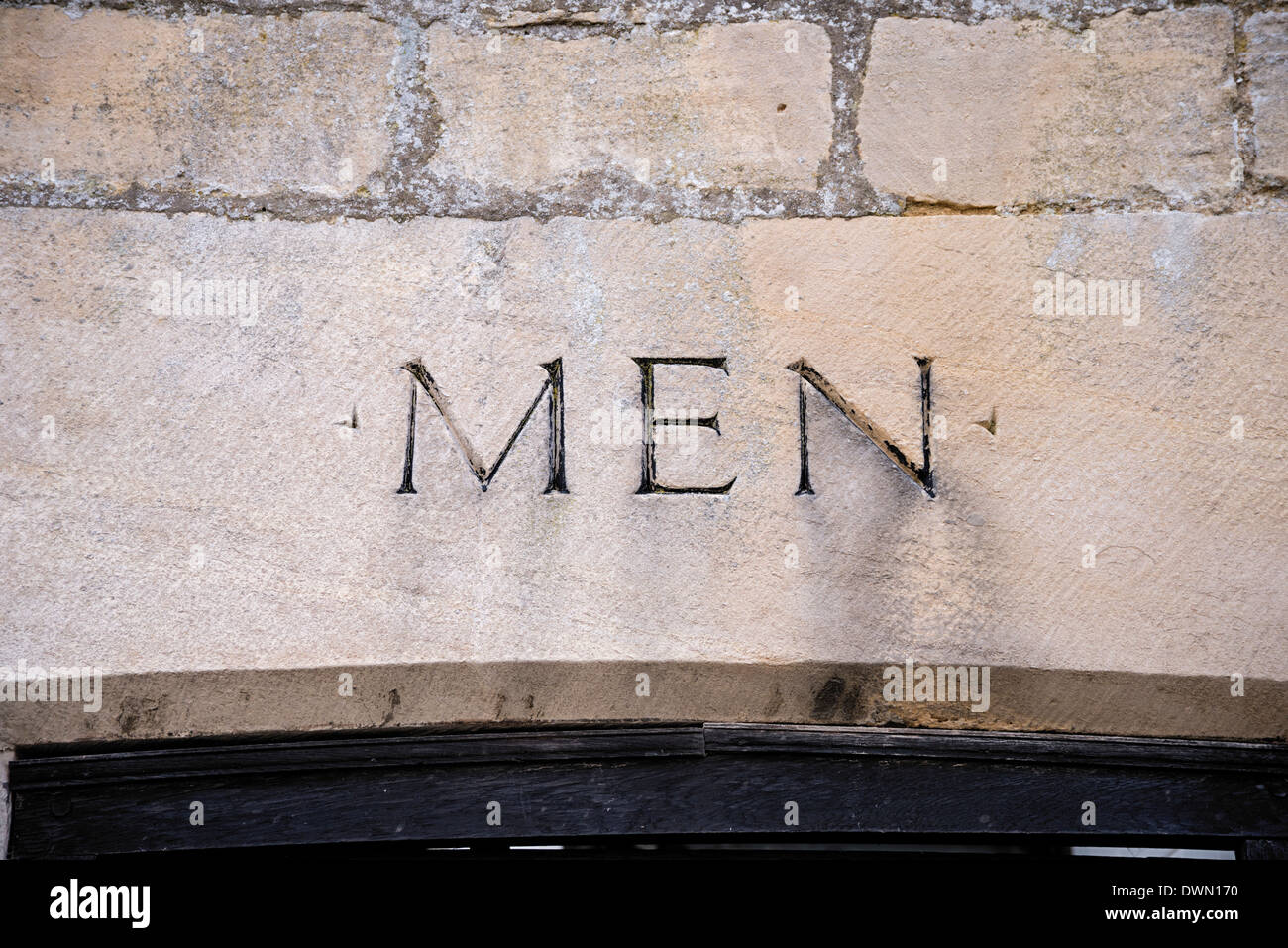 Les toilettes pour hommes en pierre de Cotswold, signe Painswick, Glos Banque D'Images