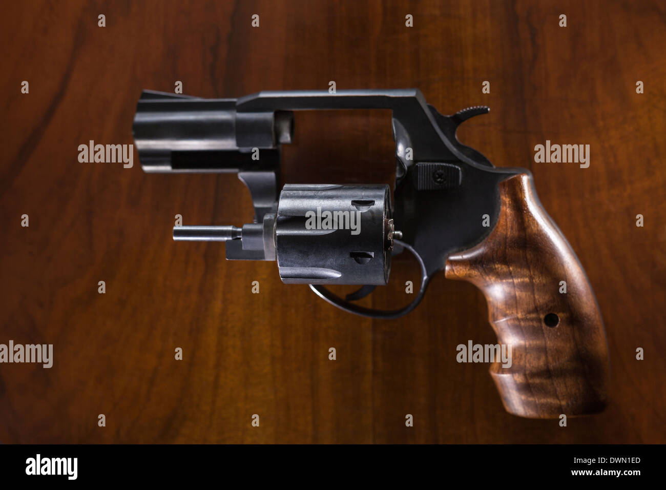 Poing revolver vérin sur fond de bois. Banque D'Images