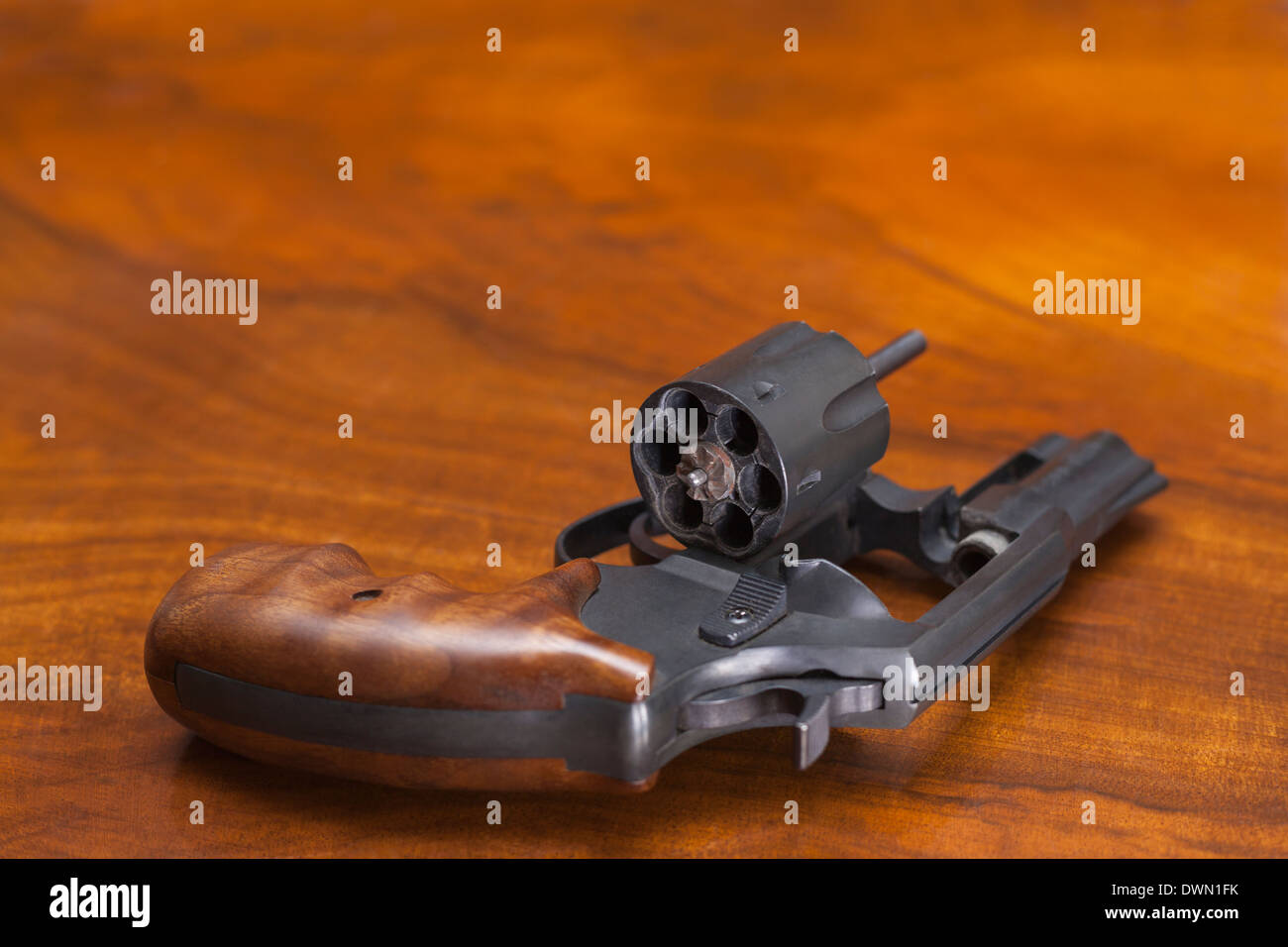 Poing revolver vérin sur fond de bois. Banque D'Images