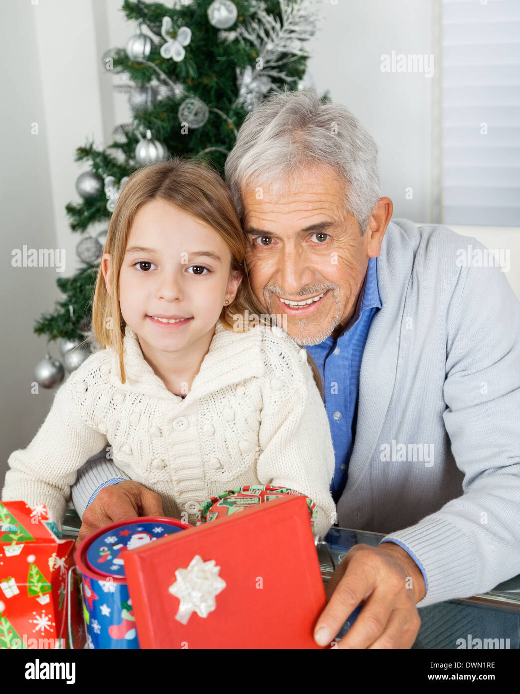 Grand-père et fille avec des cadeaux de Noël Banque D'Images