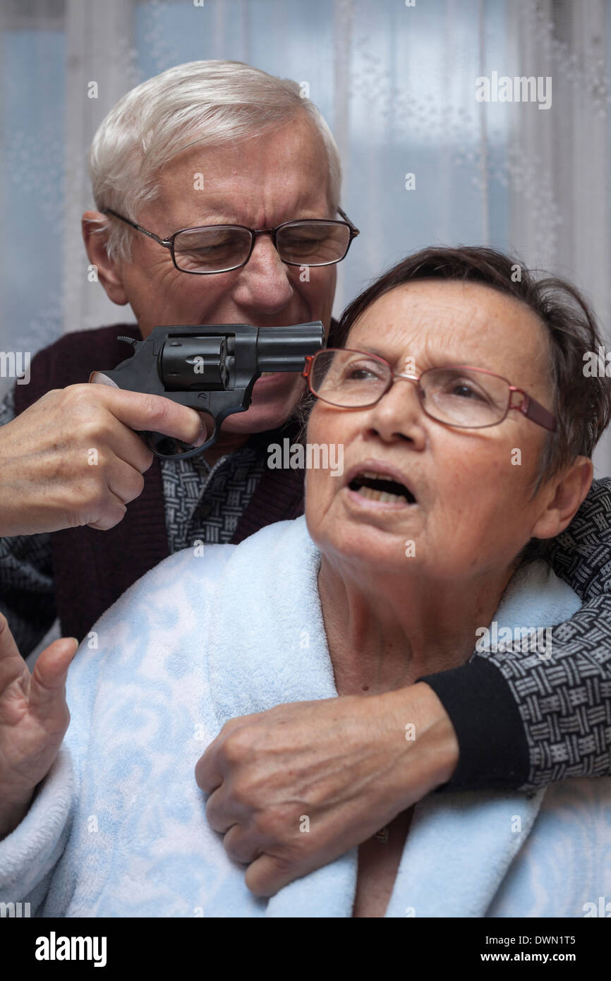Mad man le combat avec une arme à feu. Banque D'Images