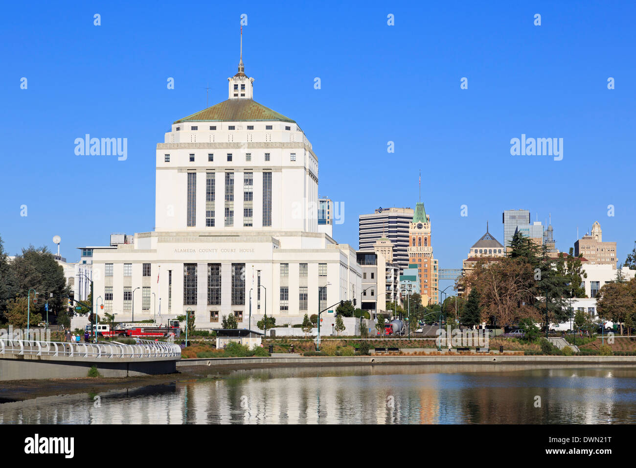 Alameda County Court House et Lake Merritt, Oakland, Californie, États-Unis d'Amérique, Amérique du Nord Banque D'Images