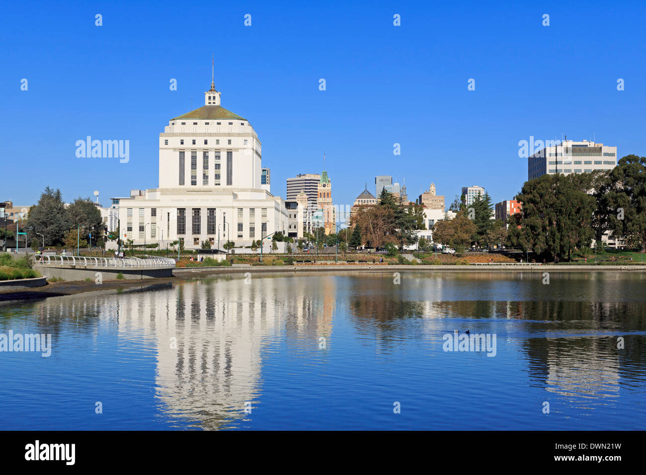 Alameda County Court House et Lake Merritt, Oakland, Californie, États-Unis d'Amérique, Amérique du Nord Banque D'Images