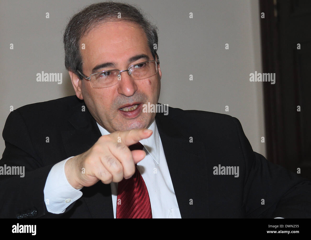 Damas. Mar 11, 2014. Le Vice-Ministre des affaires étrangères de la Syrie Faisal Mekdad parle lors d'un entretien avec Xinhua à Damas, le 11 mars 2014. Mekdad a déclaré mardi que le président Bachar al-Assad est le 'vrai' pour garantir la sécurité et la stabilité de la Syrie, la promotion de l'été avance Bachar élections présidentielles. Bassem Tellawi Crédit :/Xinhua/Alamy Live News Banque D'Images