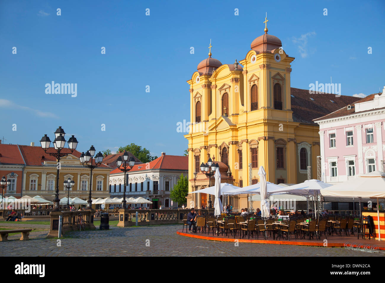 Cathédrale catholique romaine et les cafés en plein air sur la Piata Unirii, Timisoara, Roumanie, Europe, Banat Banque D'Images