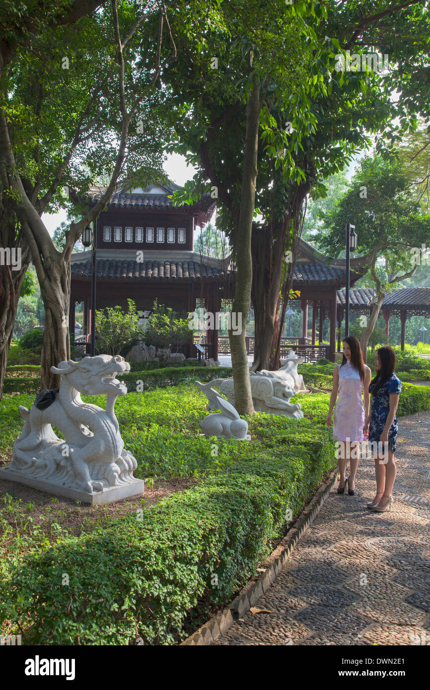 Les femmes portant robe cheongsam traditionnel à Kowloon Walled City, Kowloon, Hong Kong, Chine, Asie Banque D'Images