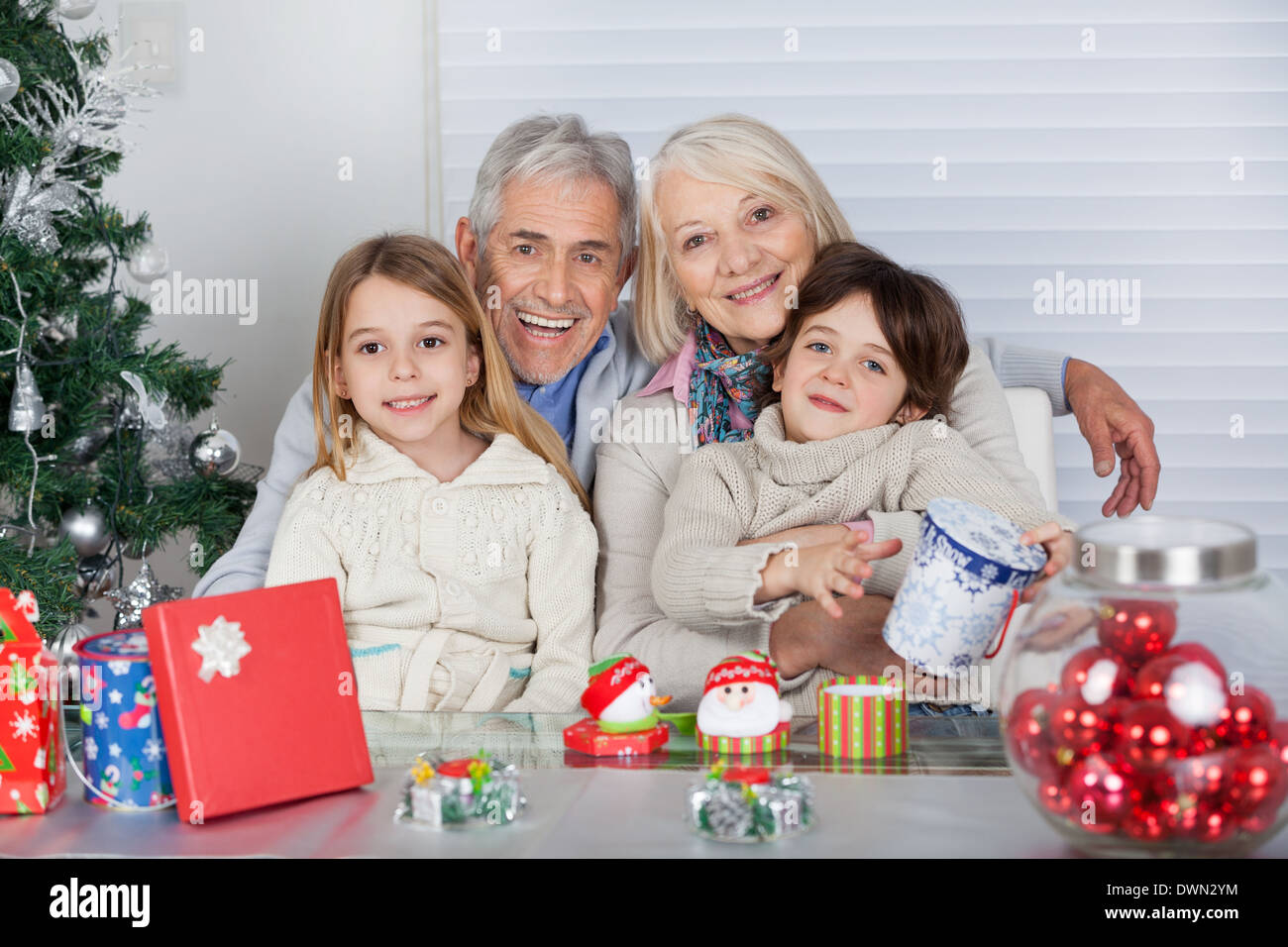 Les enfants et les grands-parents avec des cadeaux de Noël Banque D'Images