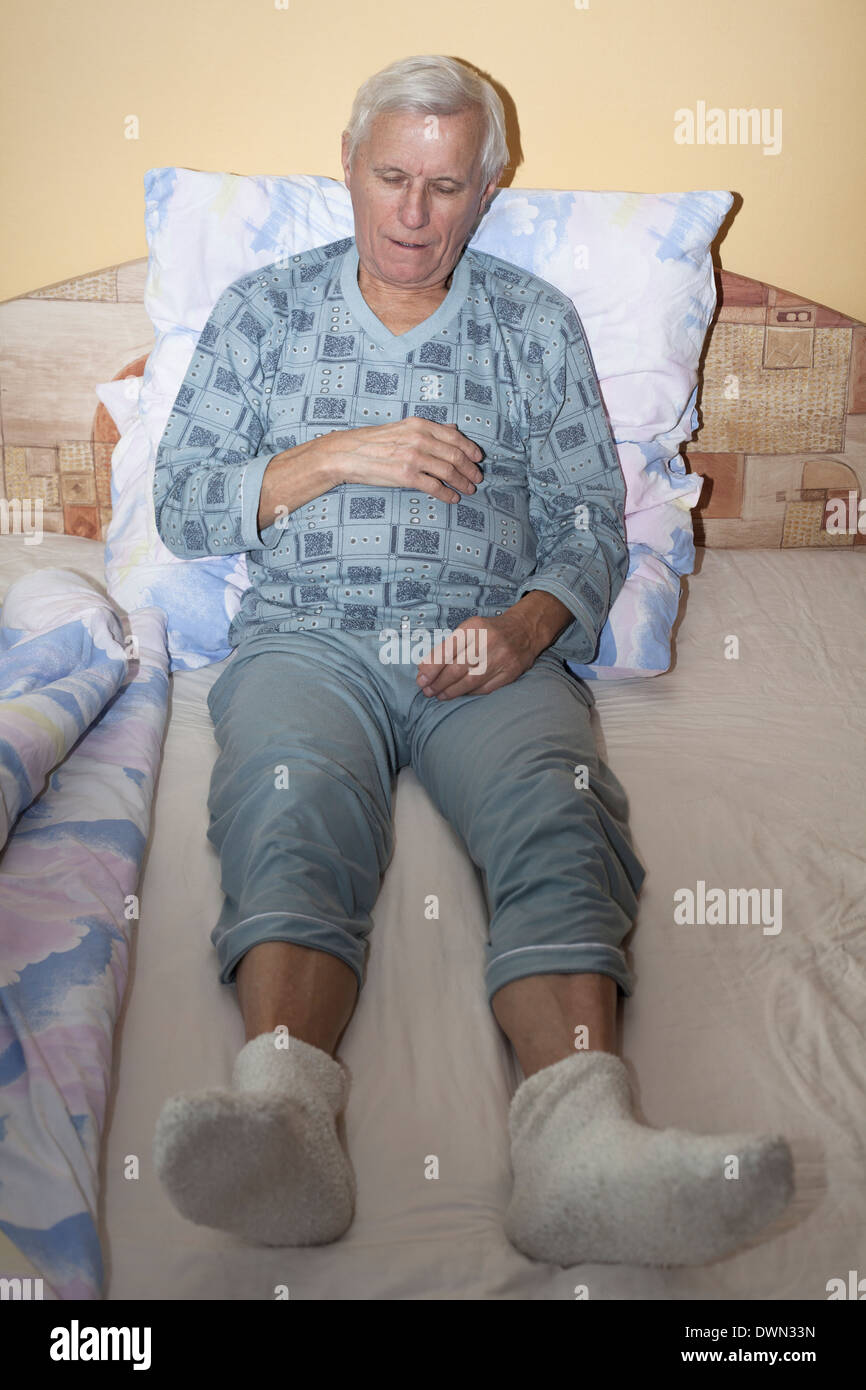 Senior man sleeping in bed. Banque D'Images