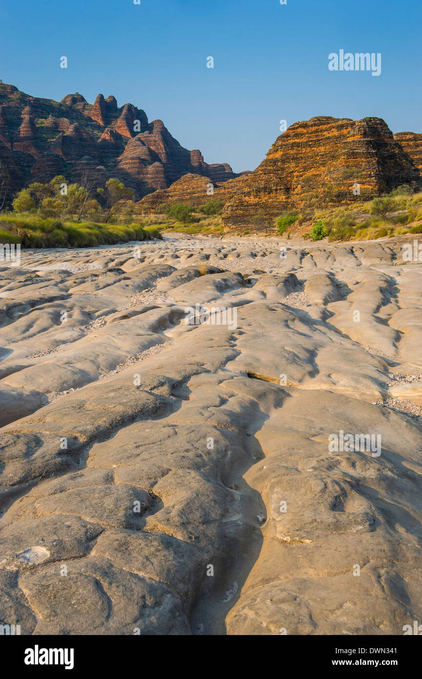 La rivière à sec et des monticules dans le Parc National de Purnululu, Site de l'UNESCO, de montagnes de Bungle Bungle, Western Australia, Australia Banque D'Images