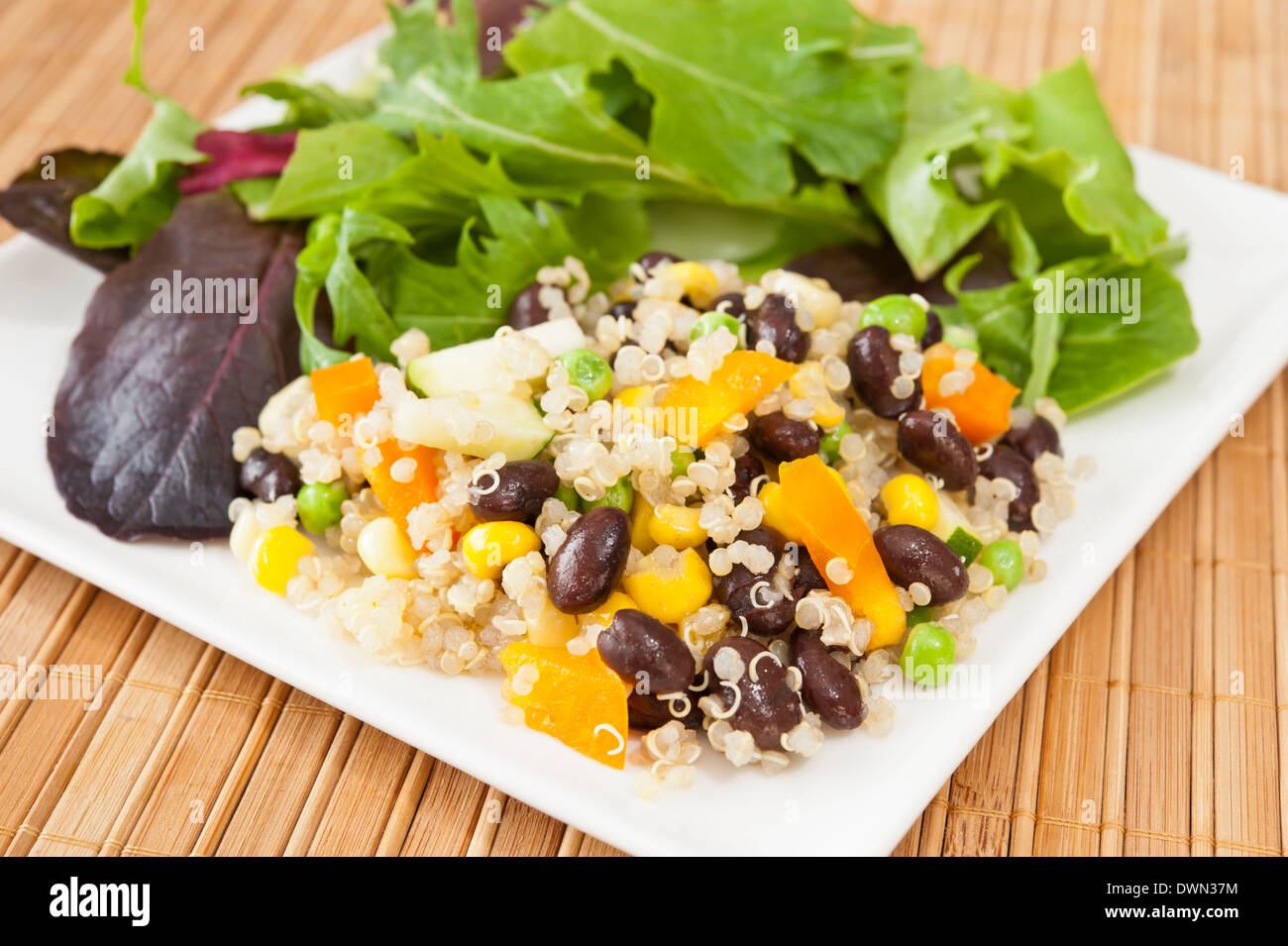 Le quinoa et légumes salade avec des haricots noirs sur une plaque blanche Banque D'Images