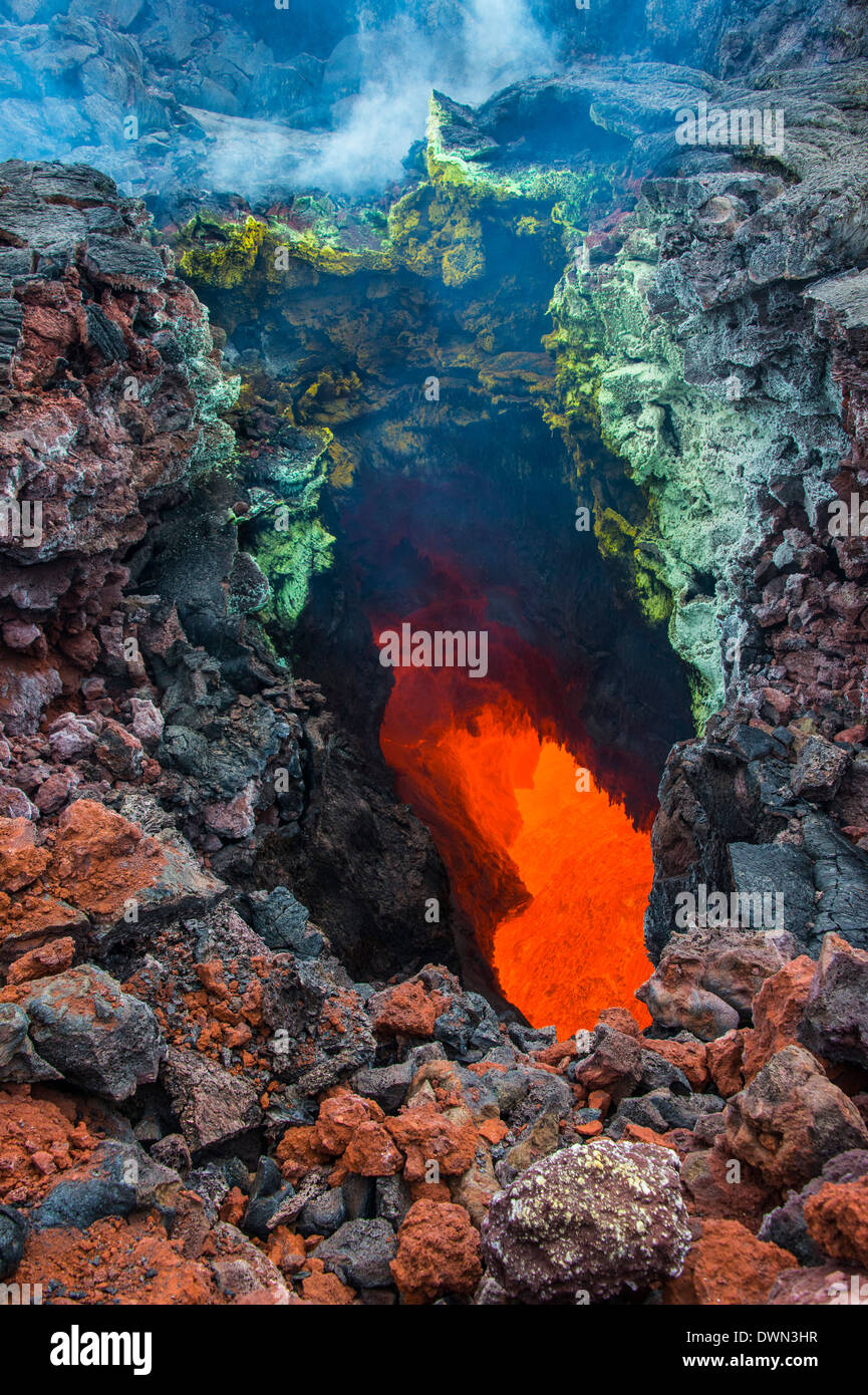 Magma active dans un ruisseau au-dessous du volcan Tolbachik, du Kamtchatka, la Russie, l'Eurasie Banque D'Images