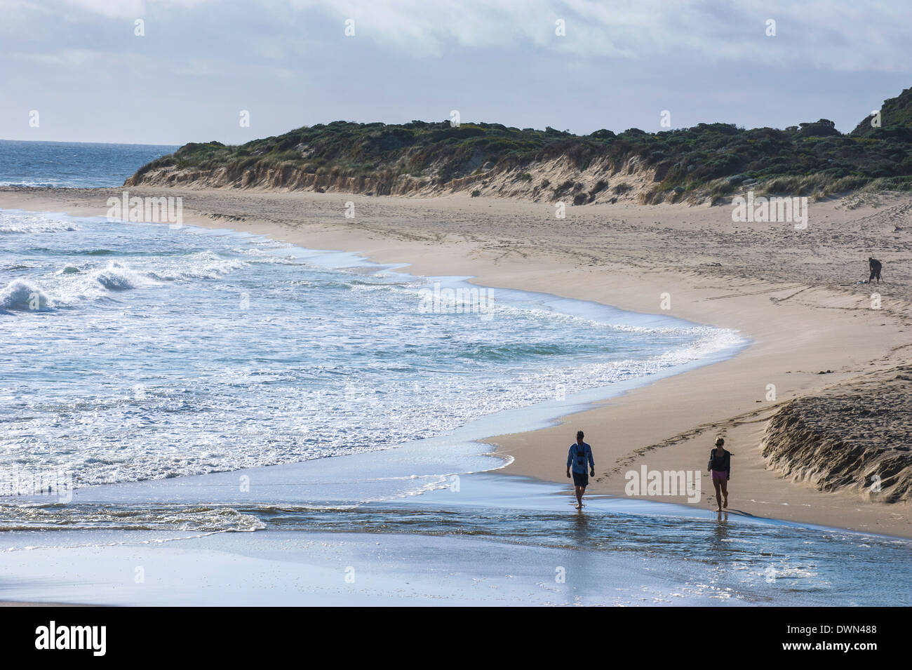 Personnes marchant sur une plage près de Margaret River, Australie-Occidentale, Australie, Pacifique Banque D'Images