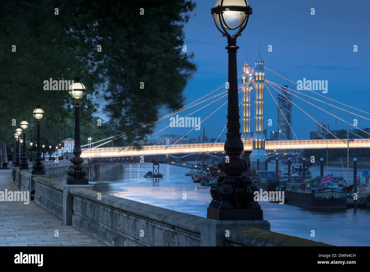 Albert Bridge, vu la nuit de Chelsea Embankment, traverse la Tamise de Battersea à Londres UK Banque D'Images