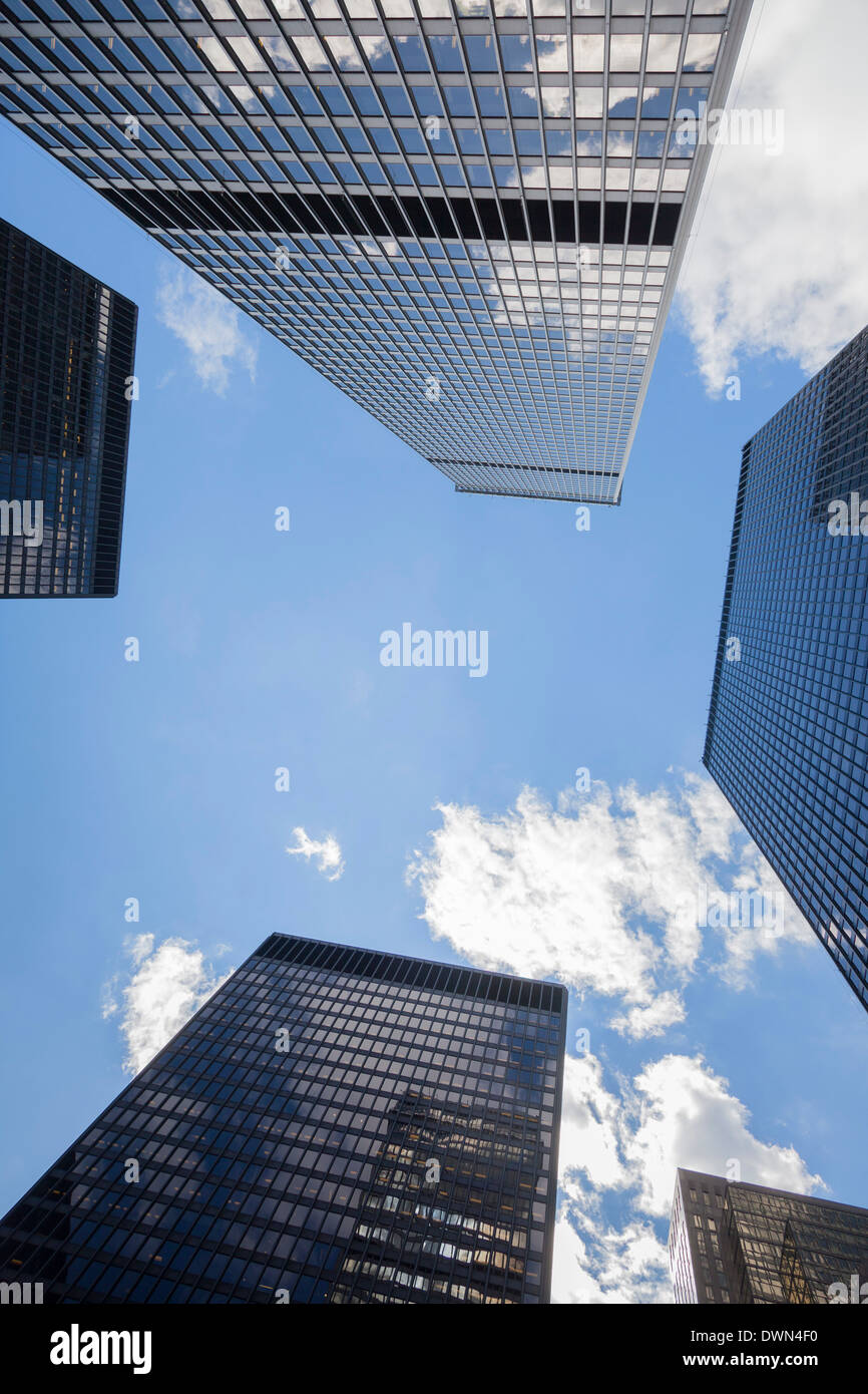 Regardant les bleu du ciel entre les immeubles de grande hauteur de la Toronto-Dominion Centre, Toronto,Ontario,Canada Banque D'Images