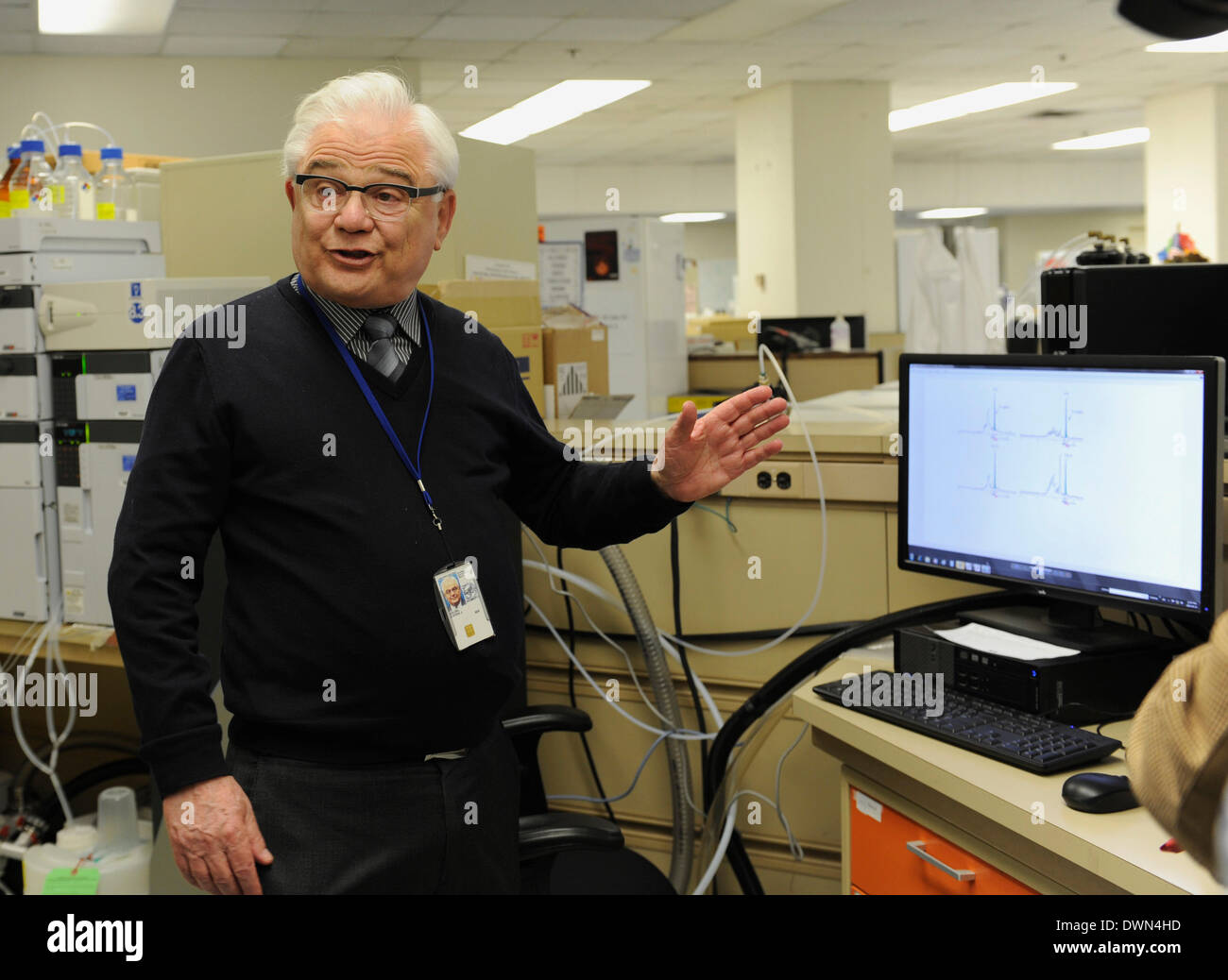 (140311) -- WASHINGTON, 11 mars 2014 (Xinhua) -- Le Dr Steven J. Soldin interprète la façon d'utiliser les méthodes mathématiques pour analyser les échantillons à un tour organisé par Washington au centre de la presse étrangère du campus principal de l'Institut National de la santé, à Bethesda, Maryland, le 11 mars 2014. La tour a permis de mieux comprendre la mission et les activités de l'Institut National de la santé, y compris les NIH des programmes visant à traiter les problèmes de santé mondiale et régionale qui impliquent la coopération avec les organisations internationales et les autorités de la santé dans d'autres pays. (Xinhua/Bao Dandan) Banque D'Images