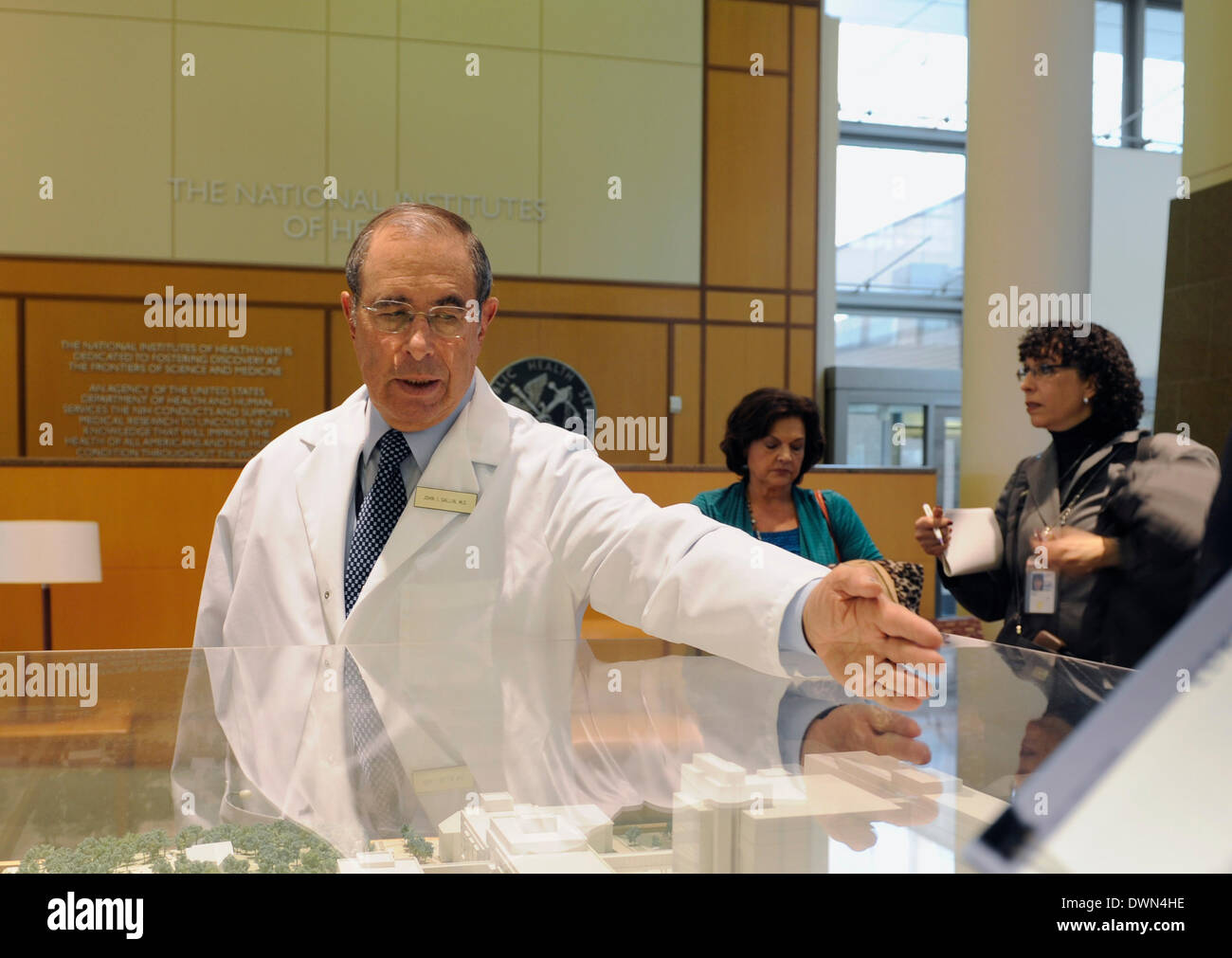 Washington, Maryland, USA. Mar 11, 2014. Réalisateur John I. Gallin interprète l'histoire de NIH Clinical Center à un tour organisé par Washington au centre de la presse étrangère du campus principal de l'Institut National de la santé, à Bethesda, Maryland, le 11 mars 2014. La tour a permis de mieux comprendre la mission et les activités de l'Institut National de la santé, y compris les NIH des programmes visant à traiter les problèmes de santé mondiale et régionale qui impliquent la coopération avec les organisations internationales et les autorités de la santé dans d'autres pays. © Bao Dandan/Xinhua/Alamy Live News Banque D'Images