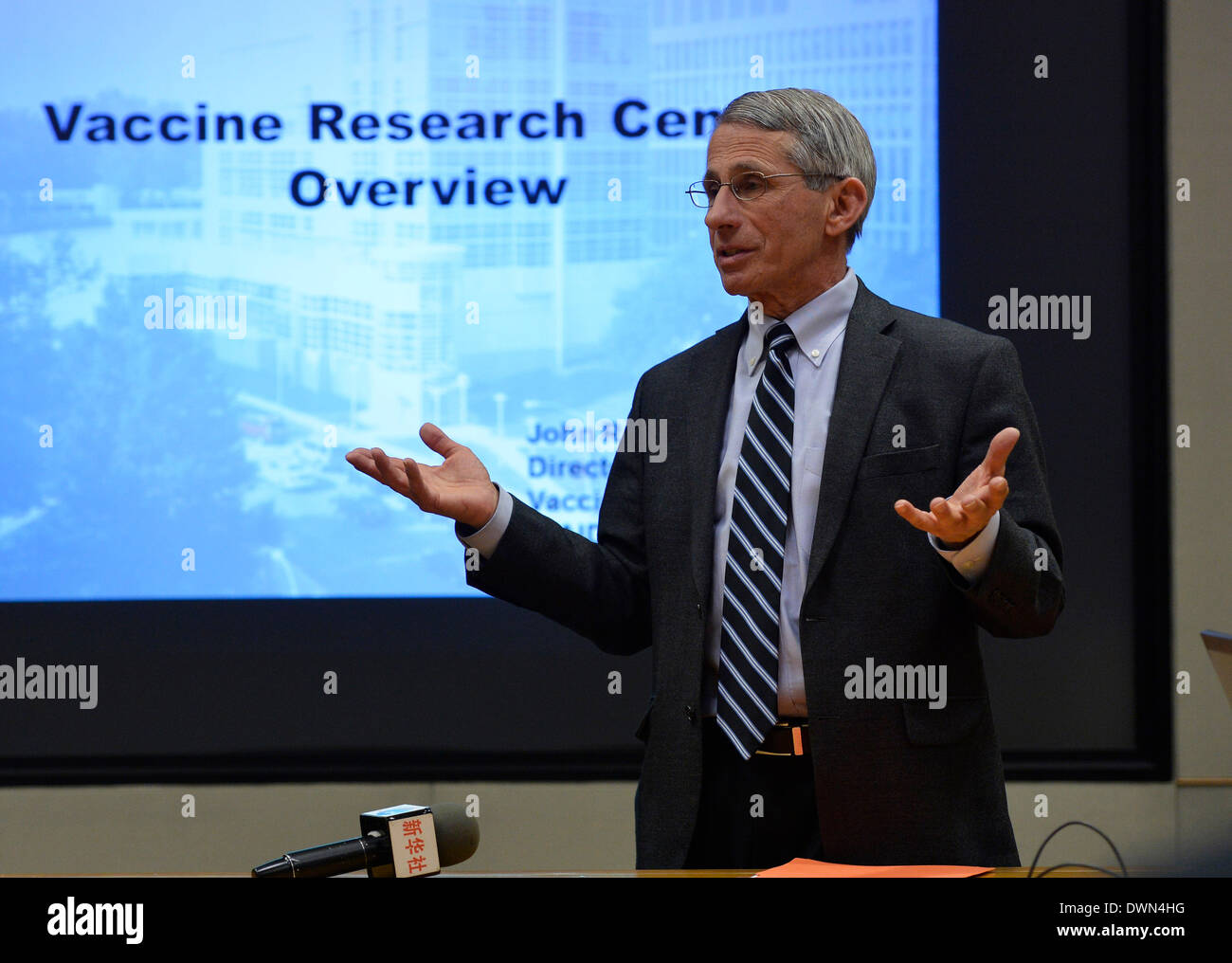 Washington, Maryland, USA. Mar 11, 2014. Le directeur du NIAID Anthony Fauci parle à un tour organisé par Washington au centre de la presse étrangère du campus principal de l'Institut National de la santé, à Bethesda, Maryland, le 11 mars 2014. La tour a permis de mieux comprendre la mission et les activités de l'Institut National de la santé, y compris les NIH des programmes visant à traiter les problèmes de santé mondiale et régionale qui impliquent la coopération avec les organisations internationales et les autorités de la santé dans d'autres pays. © Bao Dandan/Xinhua/Alamy Live News Banque D'Images