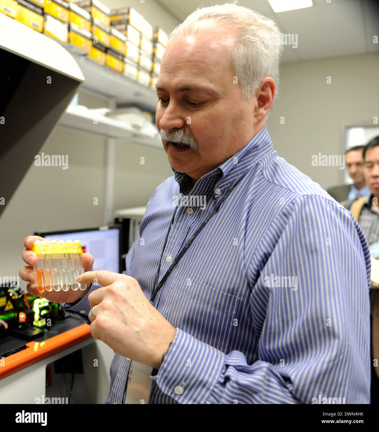 Washington, Maryland, USA. Mar 11, 2014. Manager Stephen Perfetto montre les touristes à la recherche de rapports à un tour organisé par Washington au centre de la presse étrangère du campus principal de l'Institut National de la santé, à Bethesda, Maryland, le 11 mars 2014. La tour a permis de mieux comprendre la mission et les activités de l'Institut National de la santé, y compris les NIH des programmes visant à traiter les problèmes de santé mondiale et régionale qui impliquent la coopération avec les organisations internationales et les autorités de la santé dans d'autres pays. © Bao Dandan/Xinhua/Alamy Live News Banque D'Images