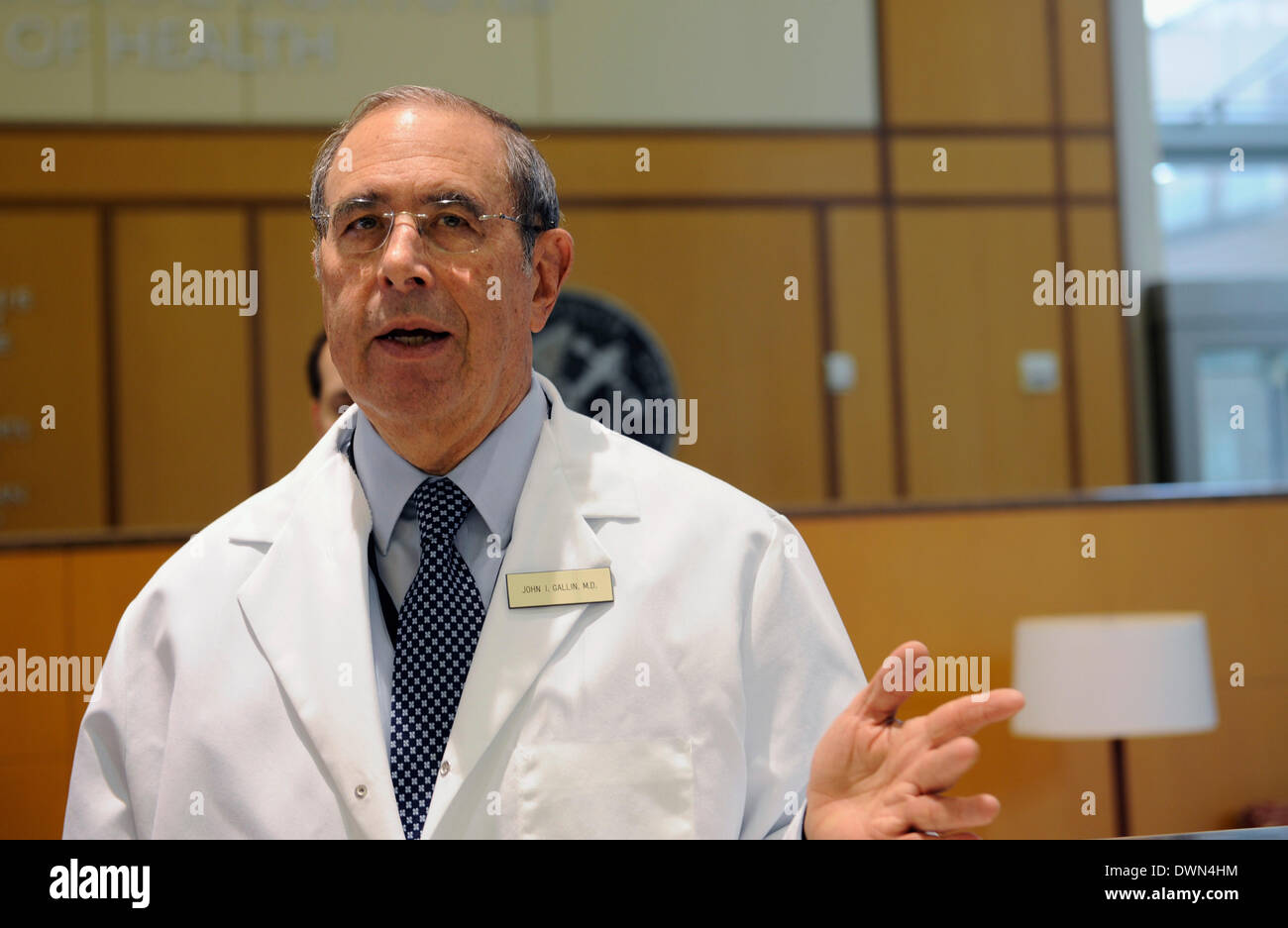 Washington, Maryland, USA. Mar 11, 2014. Réalisateur John I. Gallin interprète l'histoire de NIH Clinical Center à un tour organisé par Washington au centre de la presse étrangère du campus principal de l'Institut National de la santé, à Bethesda, Maryland, le 11 mars 2014. La tour a permis de mieux comprendre la mission et les activités de l'Institut National de la santé, y compris les NIH des programmes visant à traiter les problèmes de santé mondiale et régionale qui impliquent la coopération avec les organisations internationales et les autorités de la santé dans d'autres pays. © Bao Dandan/Xinhua/Alamy Live News Banque D'Images
