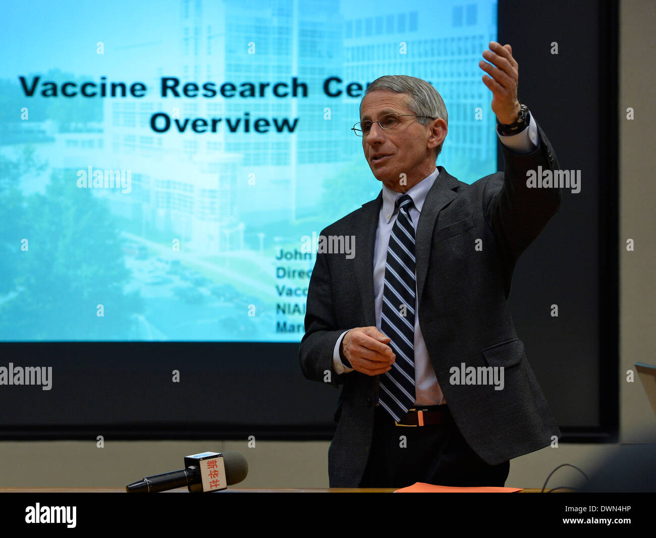 Washington, Maryland, USA. Mar 11, 2014. Le directeur du NIAID Anthony Fauci parle à un tour organisé par Washington au centre de la presse étrangère du campus principal de l'Institut National de la santé, à Bethesda, Maryland, le 11 mars 2014. La tour a permis de mieux comprendre la mission et les activités de l'Institut National de la santé, y compris les NIH des programmes visant à traiter les problèmes de santé mondiale et régionale qui impliquent la coopération avec les organisations internationales et les autorités de la santé dans d'autres pays. © Bao Dandan/Xinhua/Alamy Live News Banque D'Images
