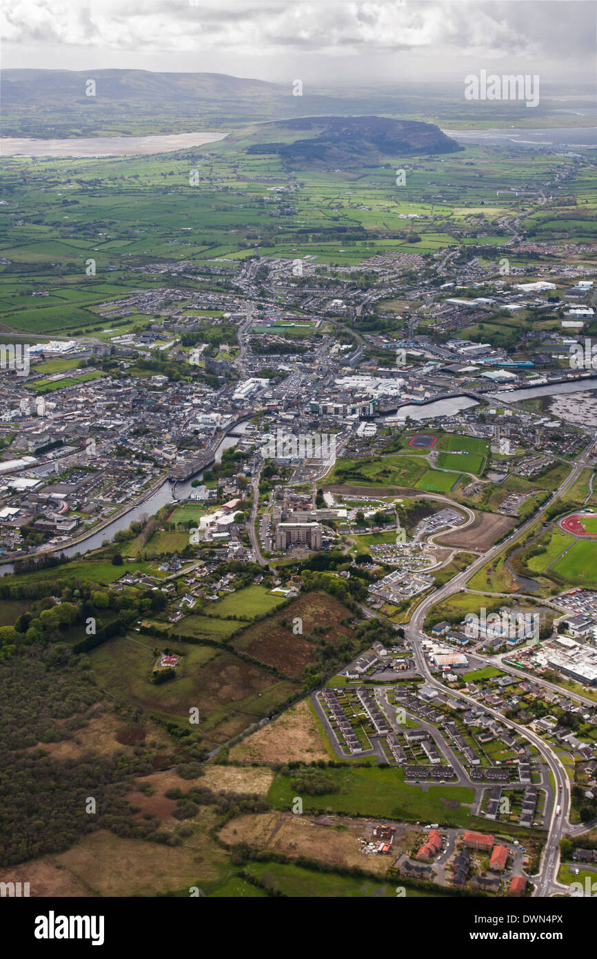 La ville de Sligo et knockarea Strandhill avec en arrière-plan Banque D'Images