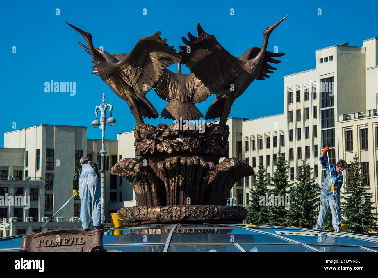 Le nettoyage d'une femme oiseau géant statue au sommet d'une coupole en verre sur la place de l'indépendance, Nezalezhnasti,Minsk Biélorussie, Europe Banque D'Images