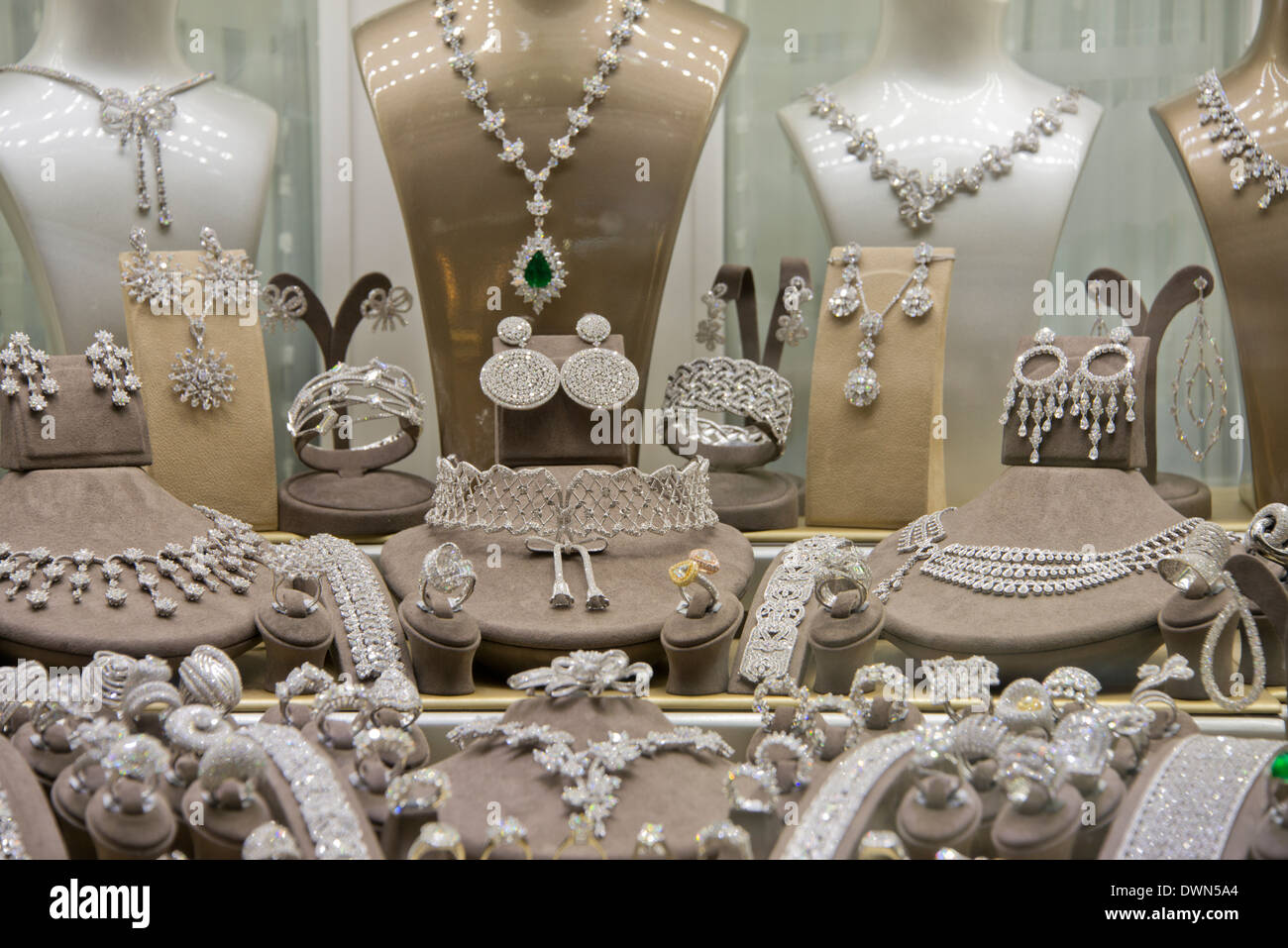 L'Asie, la Turquie, Istanbul. Le Grand Bazar (aka Kapalicarsi). Blanc haut  de gamme Gold et Platinum bijoux pour la vente dans le bazar Photo Stock -  Alamy