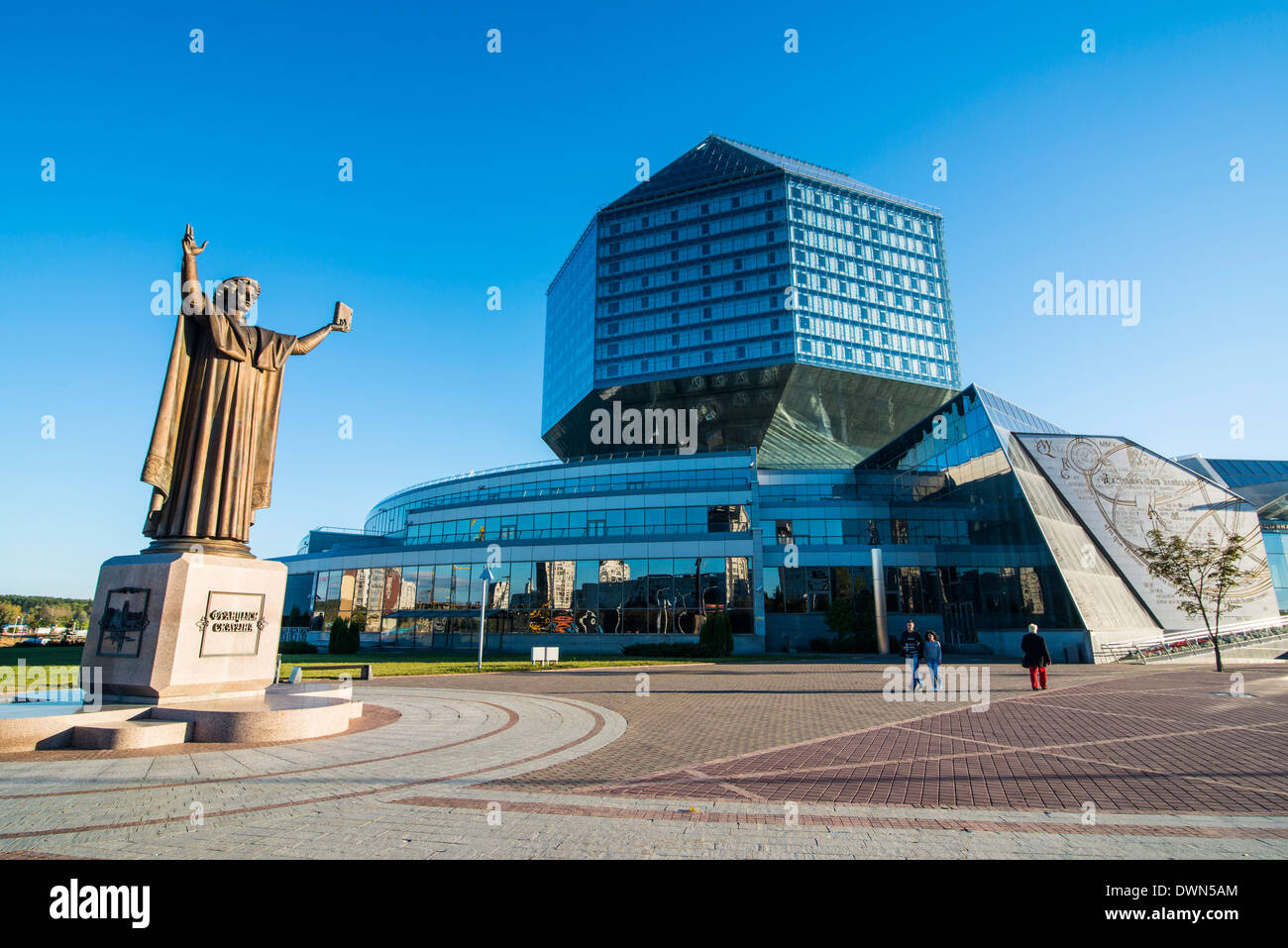 Statue de Francysk Skaryna face à la Bibliothèque nationale du Bélarus, Minsk, Biélorussie, Europe Banque D'Images