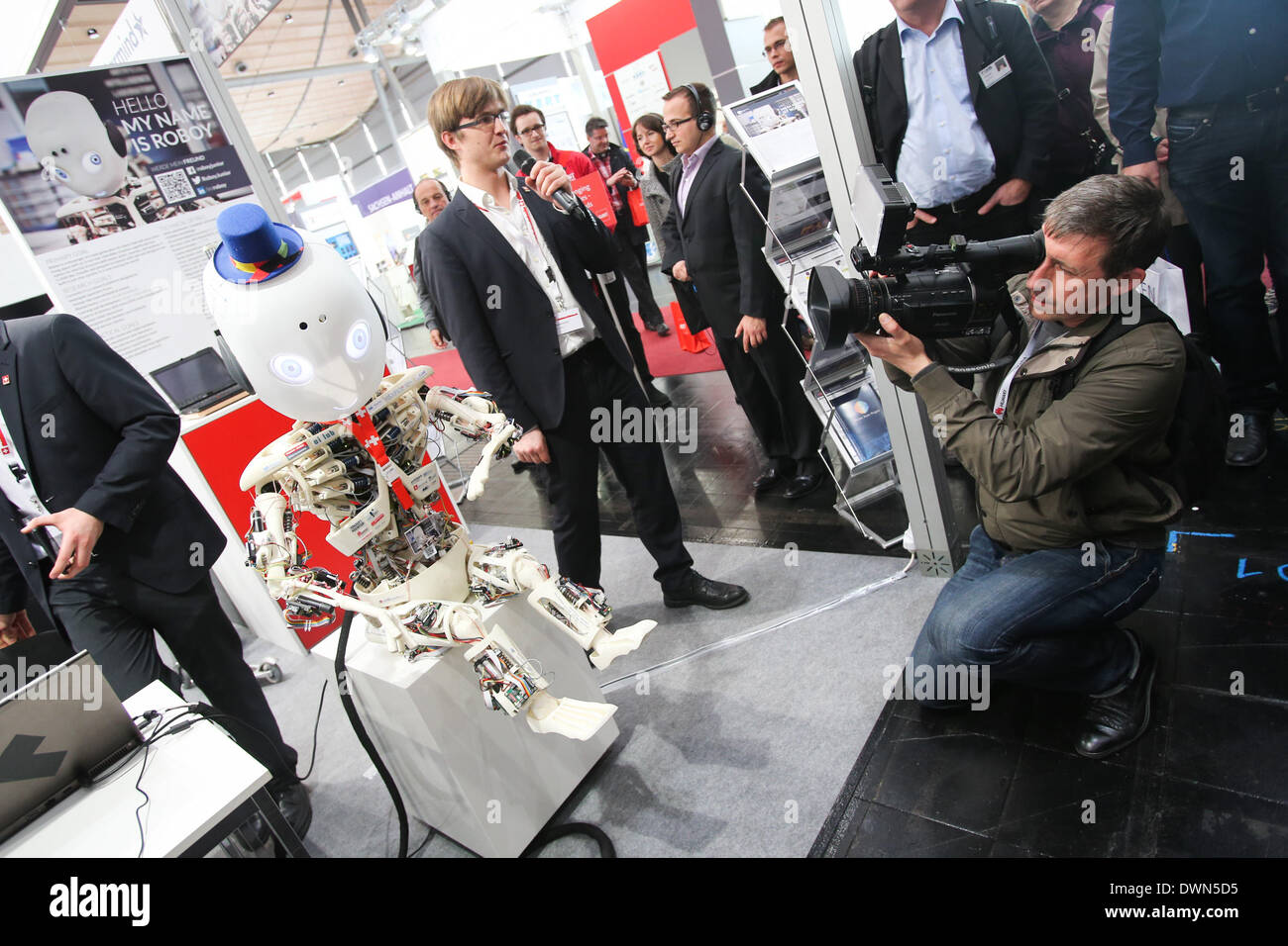 Hanovre, Allemagne. Mar 11, 2014. Voir 'Visiteurs' Roboy, un robot humanoïde, au pavillon suisse de la foire techno CeBIT à Hanovre, Allemagne, le 11 mars 2014. Credit : Zhang Fan/Xinhua/Alamy Live News Banque D'Images