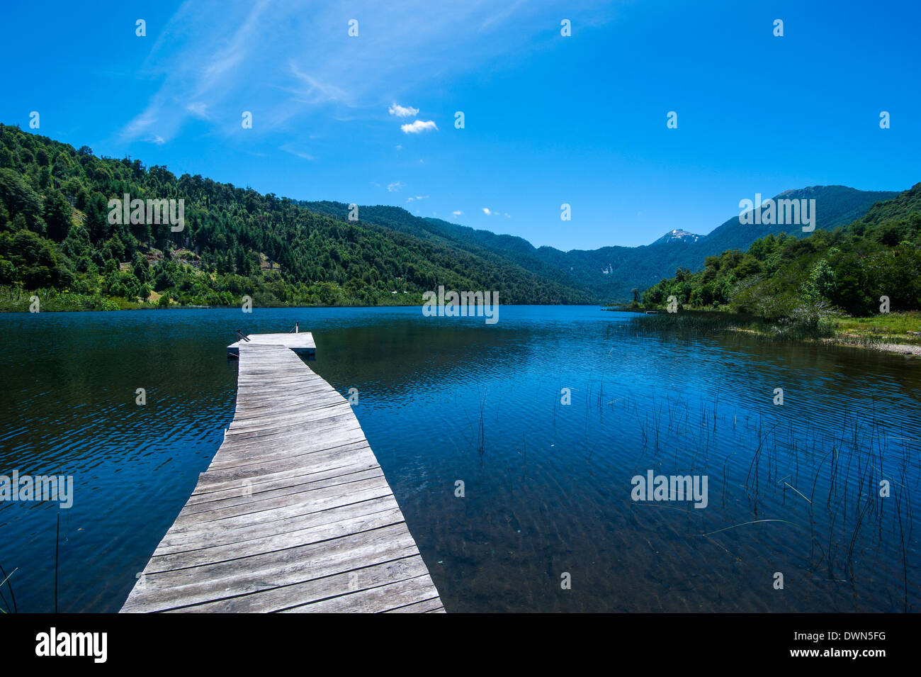 Jetée de bateau en bois sur le lac Tinquilco dans le sud du Chili, Huerquehue Banque D'Images