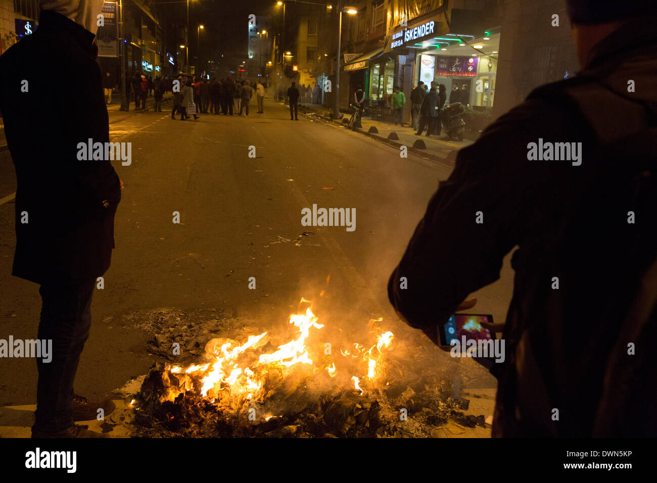 Istanbul, Turquie. 11 mars 2014. Des barricades sont allumés au cours d'affrontements entre manifestants et la police à Kadikoy, Istanbul, Turquie, le 11 mars 2014 Credit : Bikem Ekberzade/Alamy Live News Banque D'Images