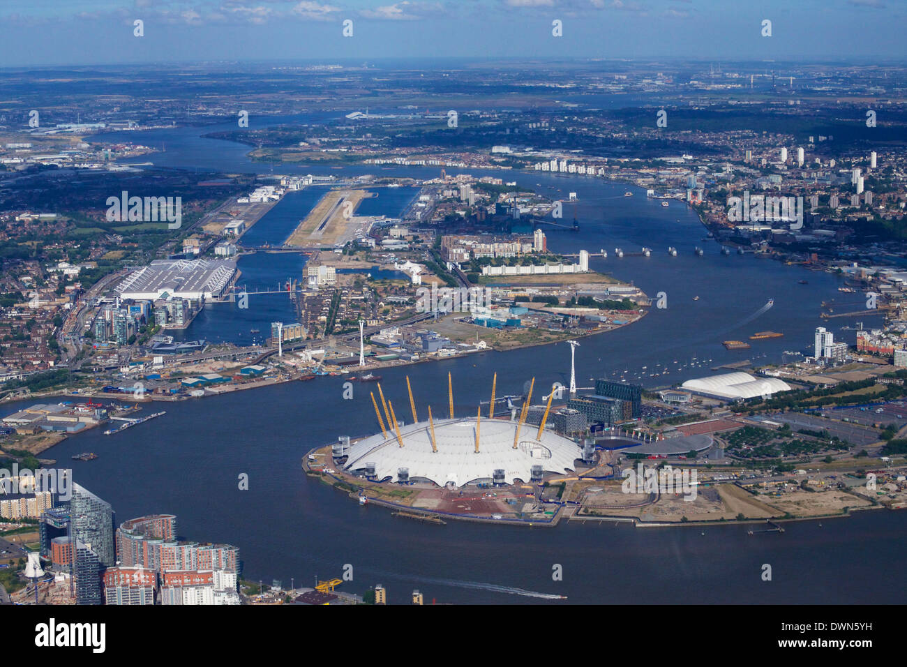 Vue aérienne de l'aéroport de London City et de l'O2 Arena, London, Angleterre, Royaume-Uni, Europe Banque D'Images