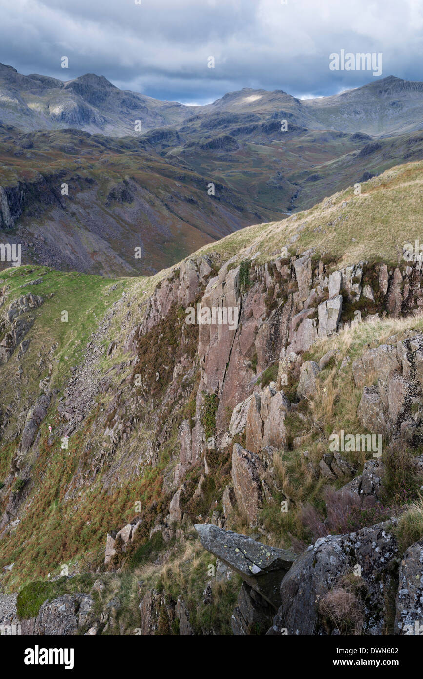 Lumière dramatique dans cette vue de Yew Crags dans Eskdale, Parc National de Lake District, Cumbria, Angleterre, Royaume-Uni, Europe Banque D'Images
