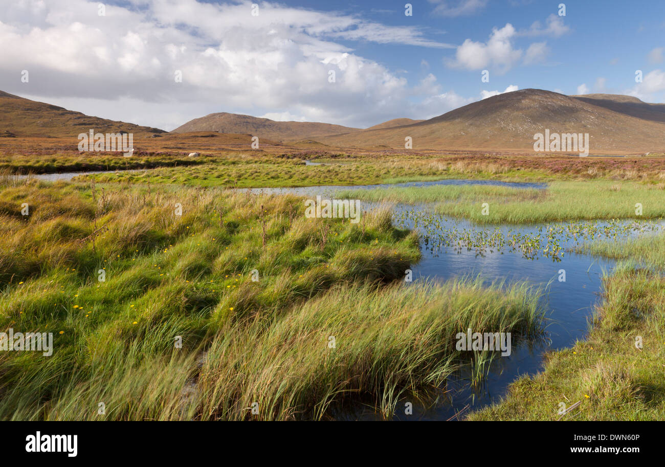 Une vue sur les collines du sud de Harris et Loch près de Steisebhat Leverburgh, Isle of Harris, îles Hébrides, Ecosse, Royaume-Uni Banque D'Images