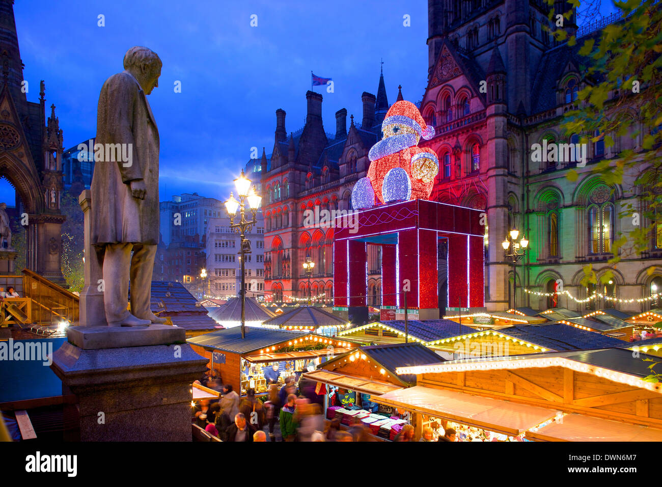 Marché de Noël et l'Hôtel de Ville, place Albert, Manchester, Angleterre, Royaume-Uni, Europe Banque D'Images
