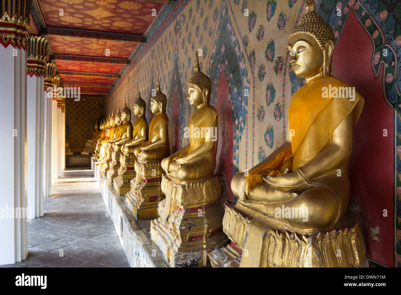 Statues de Bouddha en or Wat Arun (le temple de l'aube), Bangkok, Thaïlande, Asie du Sud-Est, Asie Banque D'Images