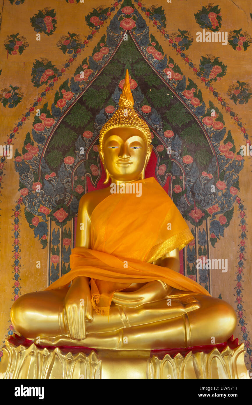 Statue du Bouddha d'or de Wat Arun (le temple de l'aube), Bangkok, Thaïlande, Asie du Sud-Est, Asie Banque D'Images