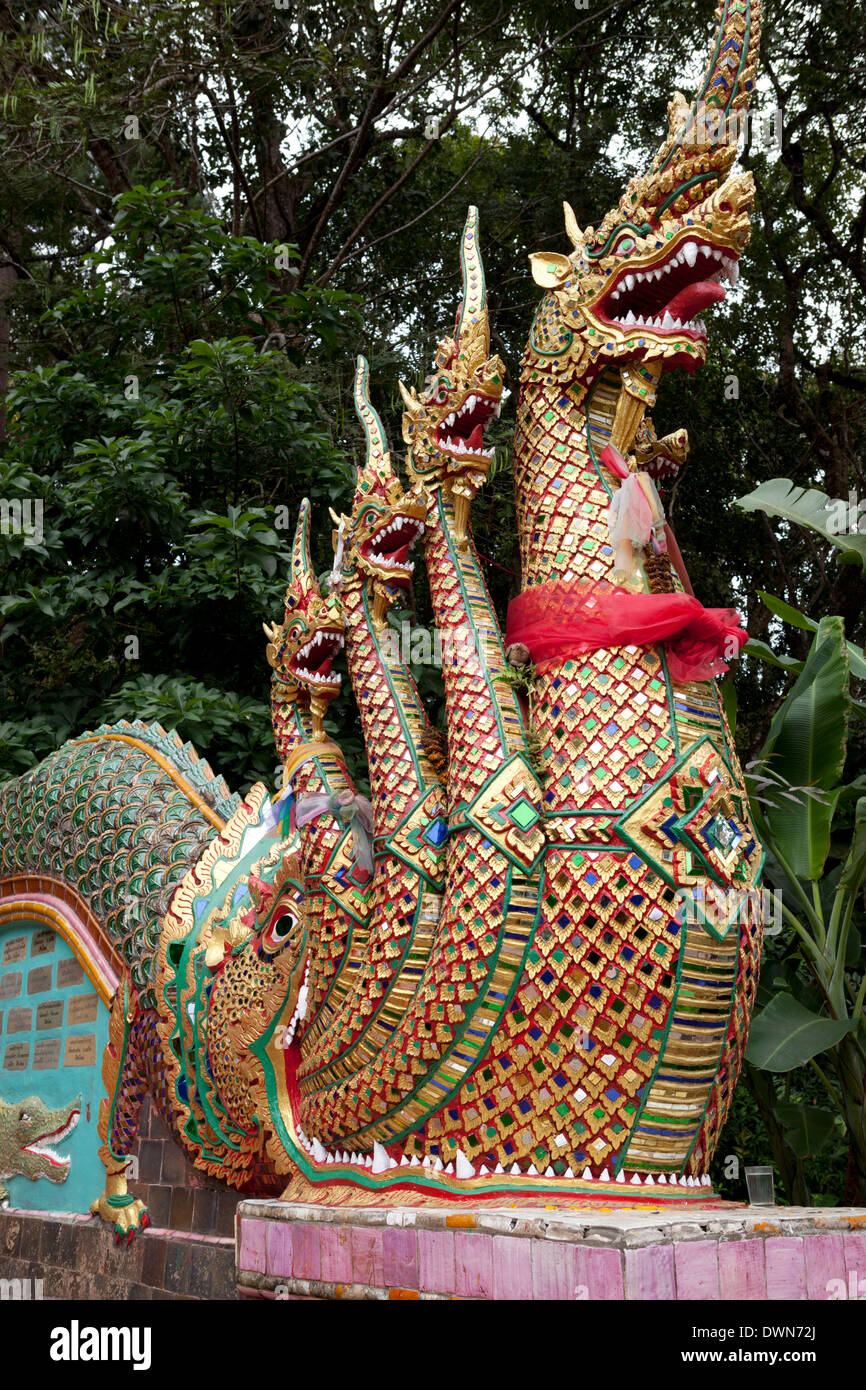 Bêtes mythiques à l'entrée du Wat Phra That Doi Suthep, Chiang Mai, Thaïlande du Nord, Thaïlande, Asie du Sud, Asie Banque D'Images