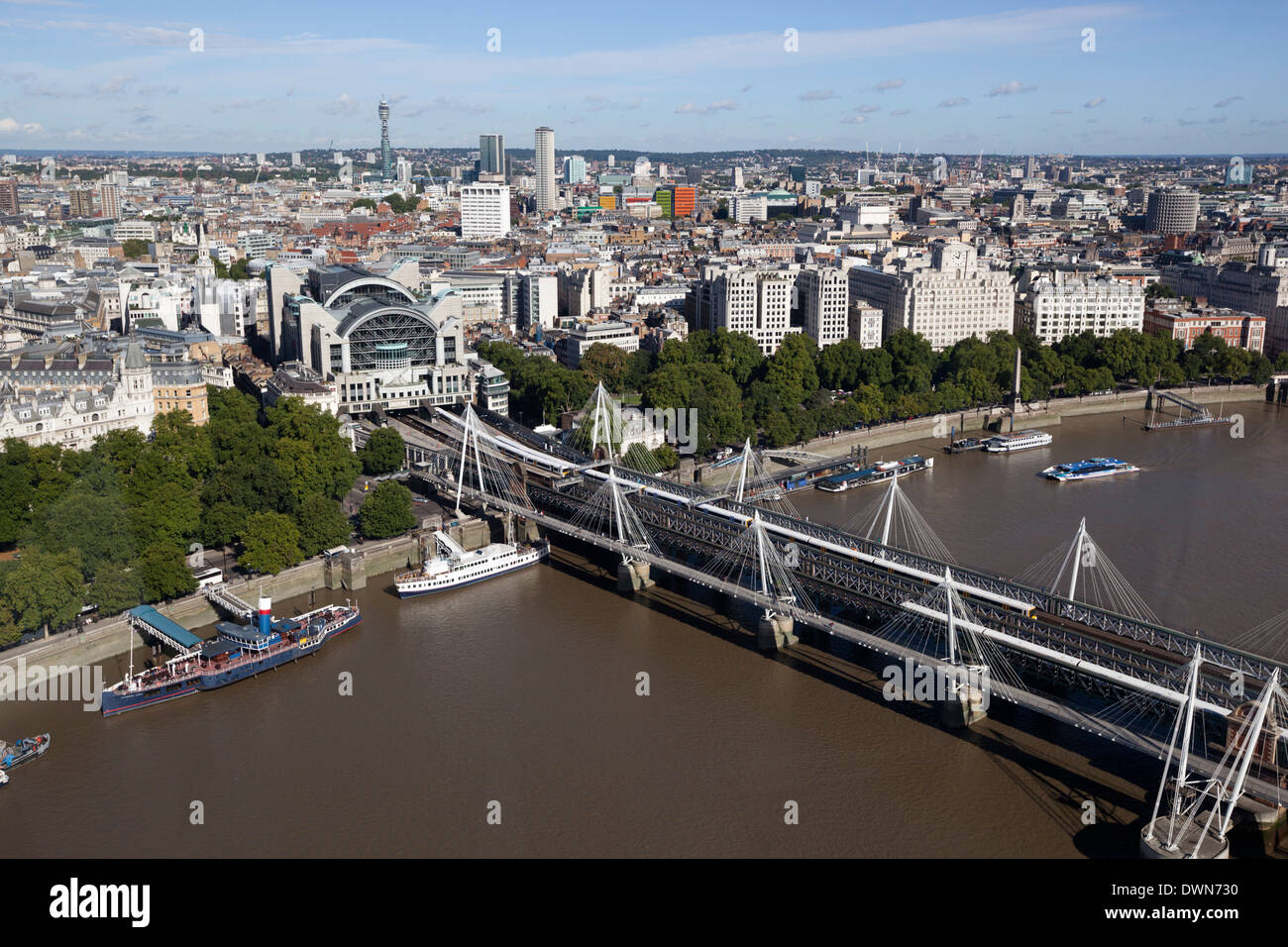 La gare de Charing Cross et Hungerford Bridge, Londres, Angleterre, Royaume-Uni, Europe Banque D'Images