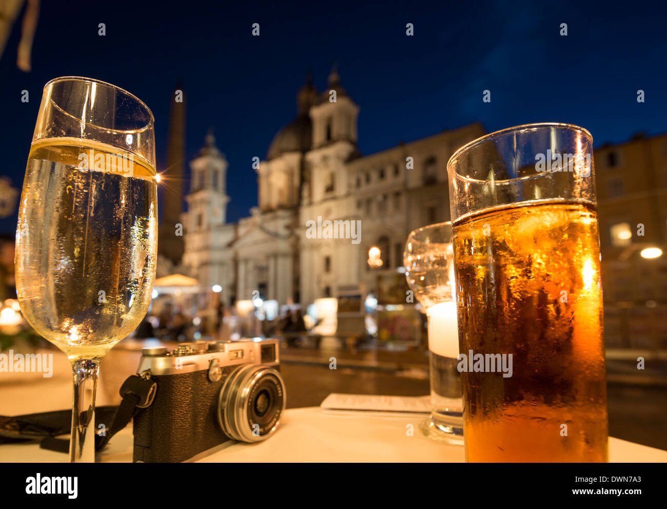 Des cocktails sur une table de restaurant, la Piazza Navona, Rome, Latium, Italie, Europe Banque D'Images