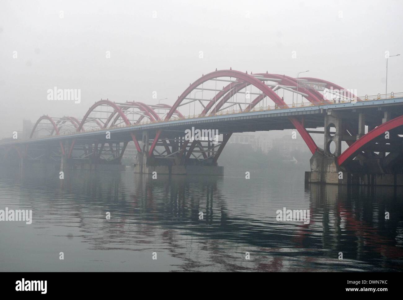 Liuzhou, Chine, région autonome Zhuang du Guangxi. 12Th Mar, 2014. Le pont Wenhui est enveloppée dans le brouillard à Liuzhou, sud-ouest de la Chine, région autonome Zhuang du Guangxi, le 12 mars 2014. Le Centre météorologique de Guangxi a émis une alerte à code bleu sur le brouillard pour la partie la plus orientale de la région mercredi. © Huang Xiaobang/Xinhua/Alamy Live News Banque D'Images