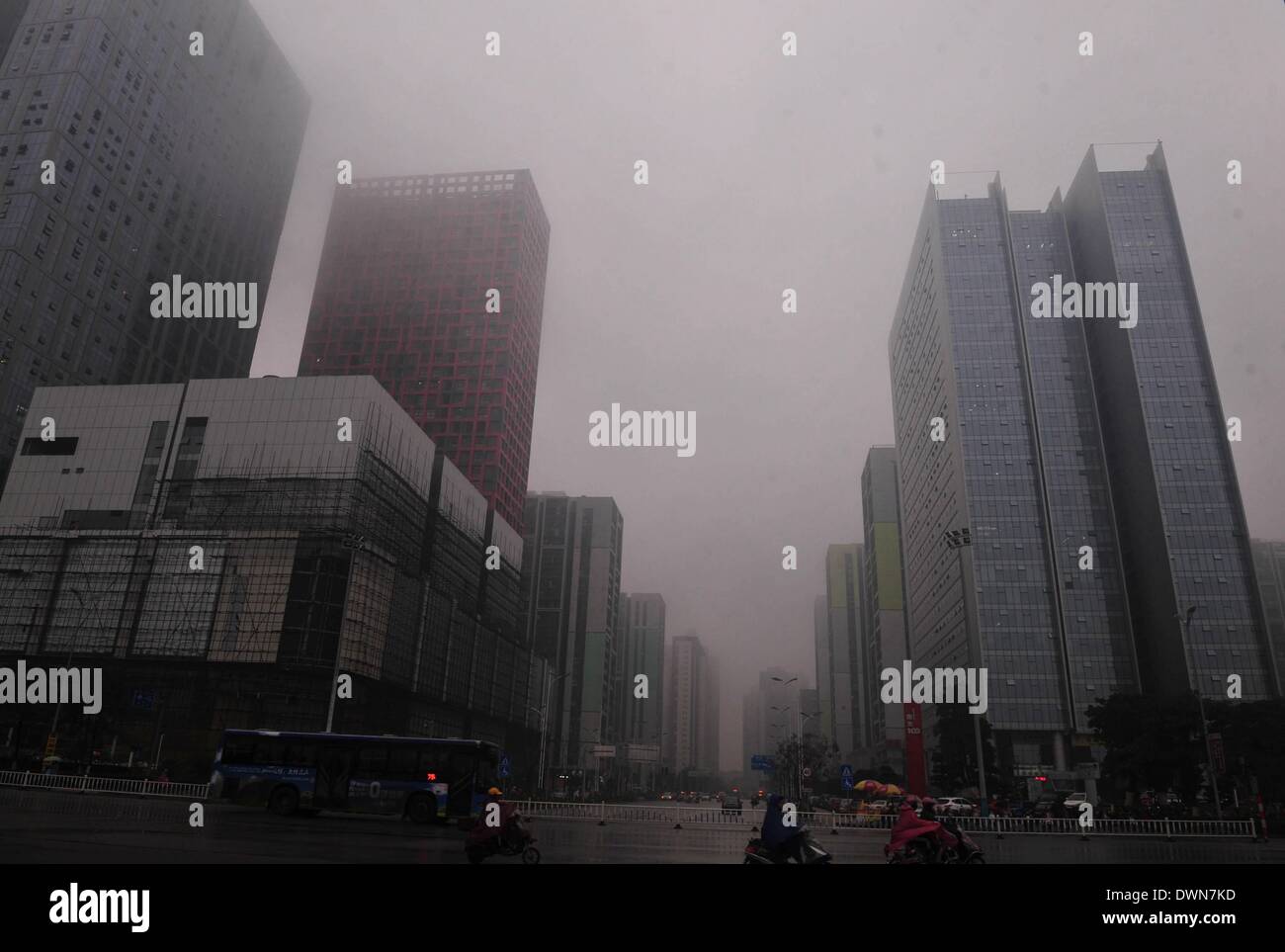 Liuzhou, Chine, région autonome Zhuang du Guangxi. 12Th Mar, 2014. Les bâtiments sont enveloppées dans le brouillard à Liuzhou, dans le sud-ouest de la région autonome Zhuang du Guangxi, le 12 mars 2014. Le Centre météorologique de Guangxi a émis une alerte à code bleu sur le brouillard pour la partie la plus orientale de la région mercredi. © Huang Xiaobang/Xinhua/Alamy Live News Banque D'Images