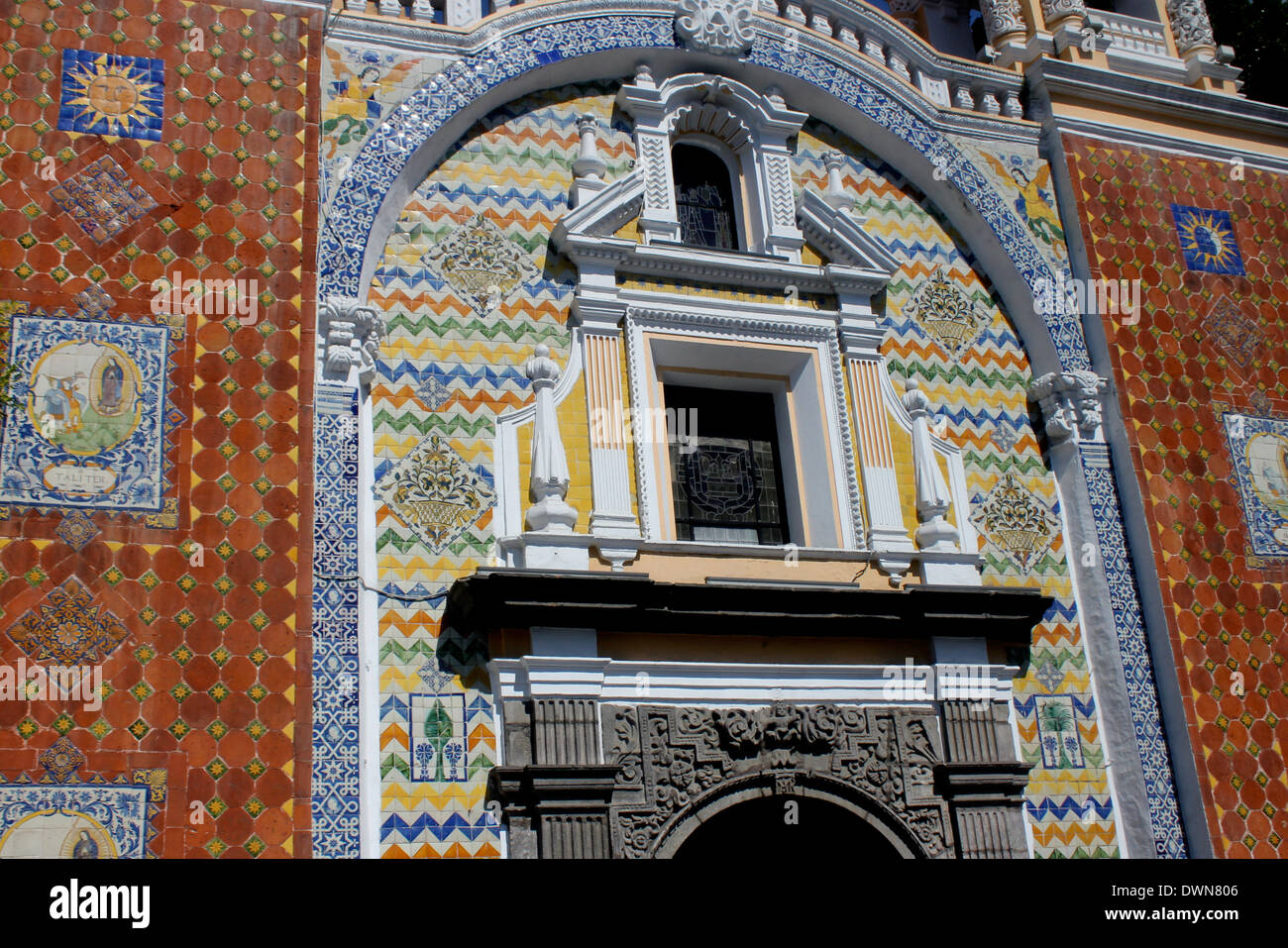 Façade carrelée ornée d'une église à Puebla, Mexique Banque D'Images