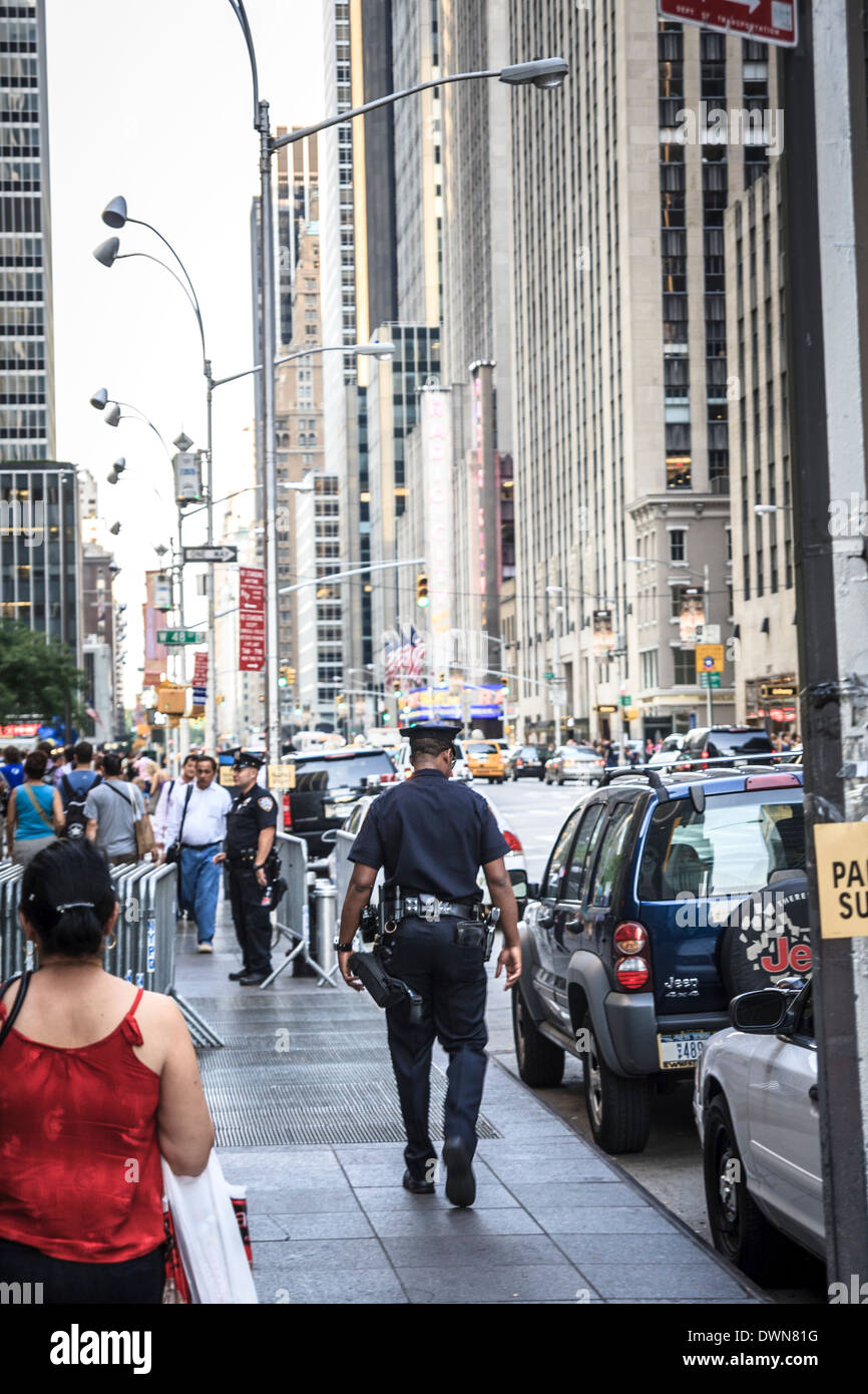 Policier dans la cinquième avenue de New York Banque D'Images
