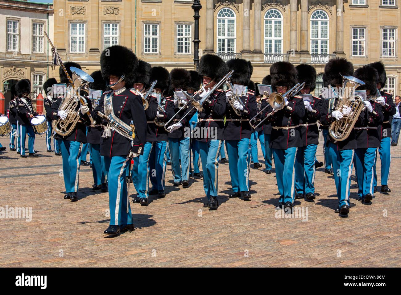 La relève quotidienne de la vie royale danoise des gardes au Amelienborg et Frederiksstaden à Copenhague. Banque D'Images