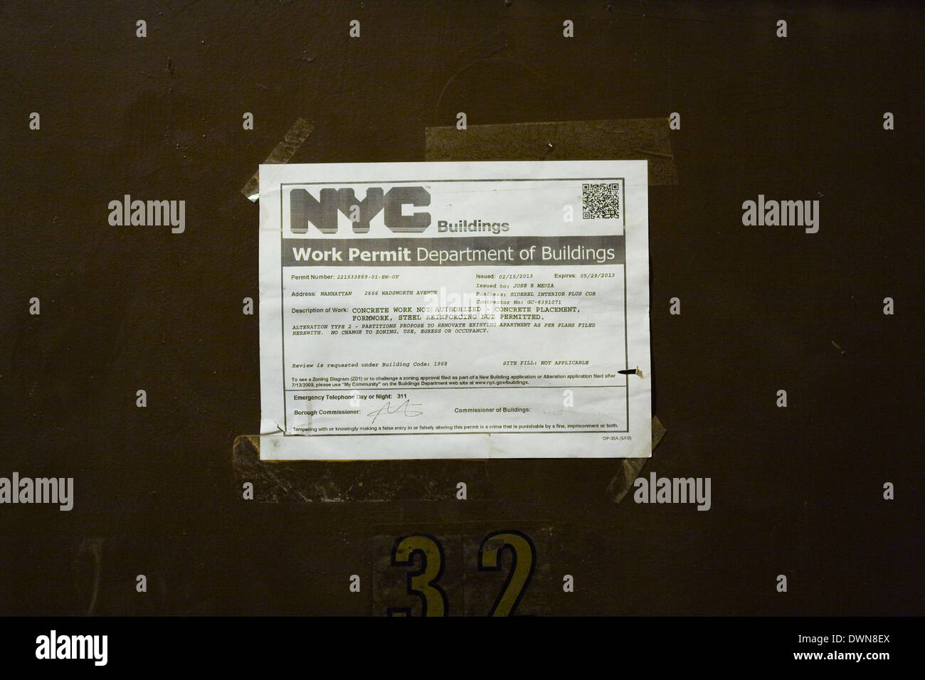 Copie d'une New York City Department de bâtiments Permis de travail enregistré à la porte d'un appartement qui est en cours de rénovation Banque D'Images