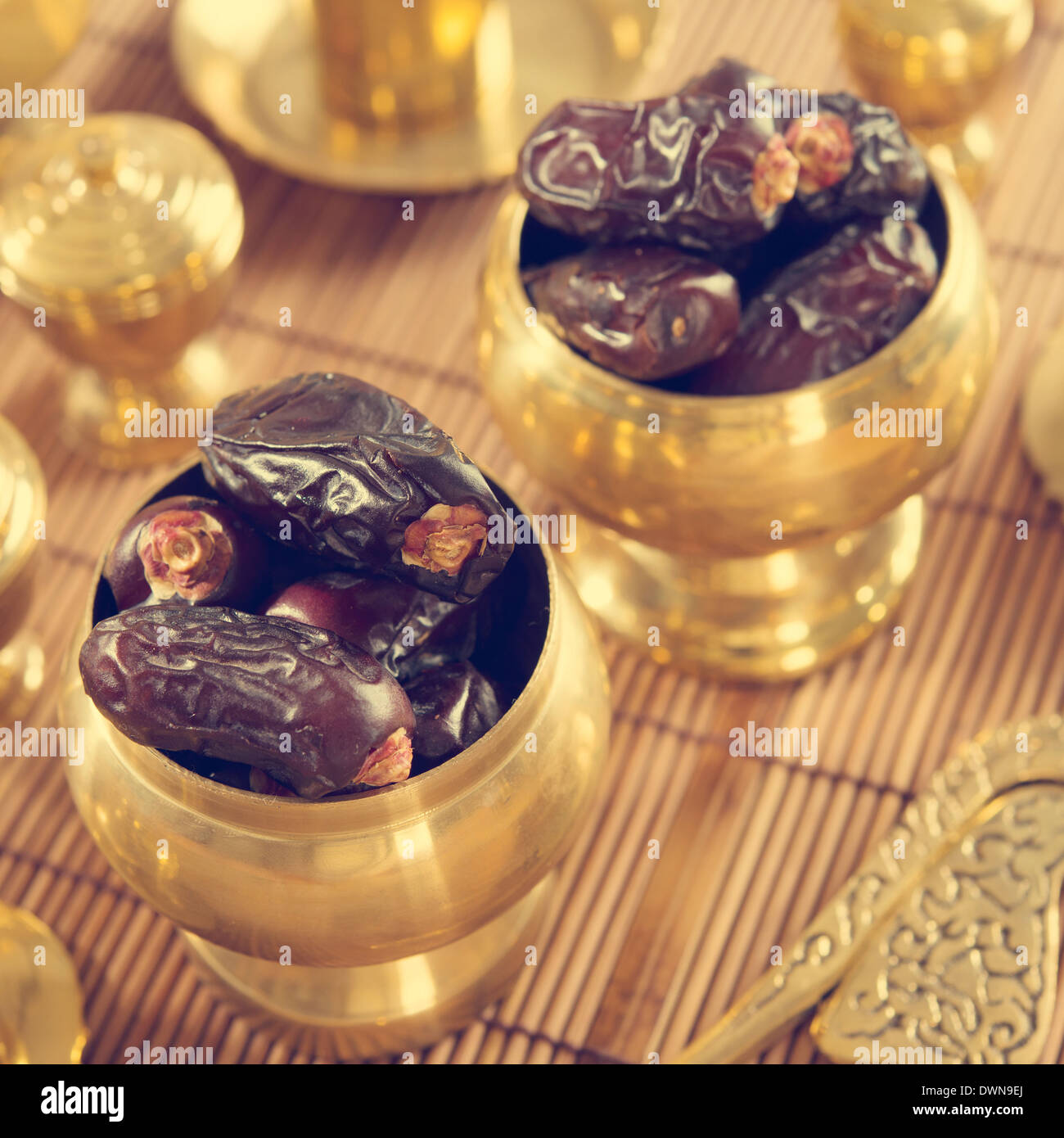 Fruits secs date palm ou kurma, ramadan food qui mangé dans mois de jeûne en effet rétro. Banque D'Images