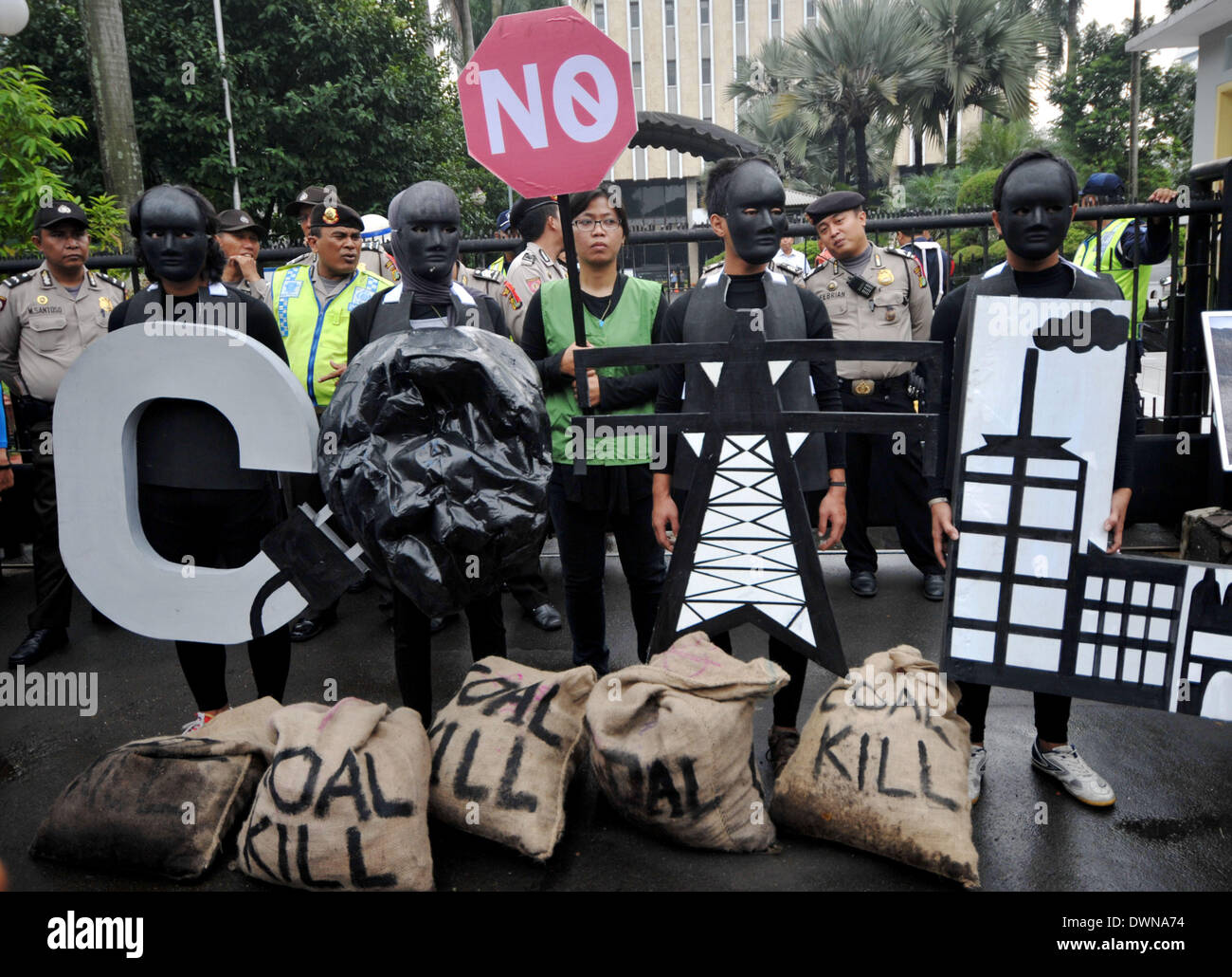 Jakarta, Indonésie. 12Th Mar, 2014. Des militants de Greenpeace Indonésie manifestation devant le bureau du ministère de l'économie à Jakarta, Indonésie, le 12 mars 2014. Des dizaines de militants de Greenpeace ont organisé mercredi une manifestation d'exhorter le gouvernement indonésien d'arrêter l'utilisation du charbon. Ti'Kuncahya Crédit : B./Xinhua/Alamy Live News Banque D'Images